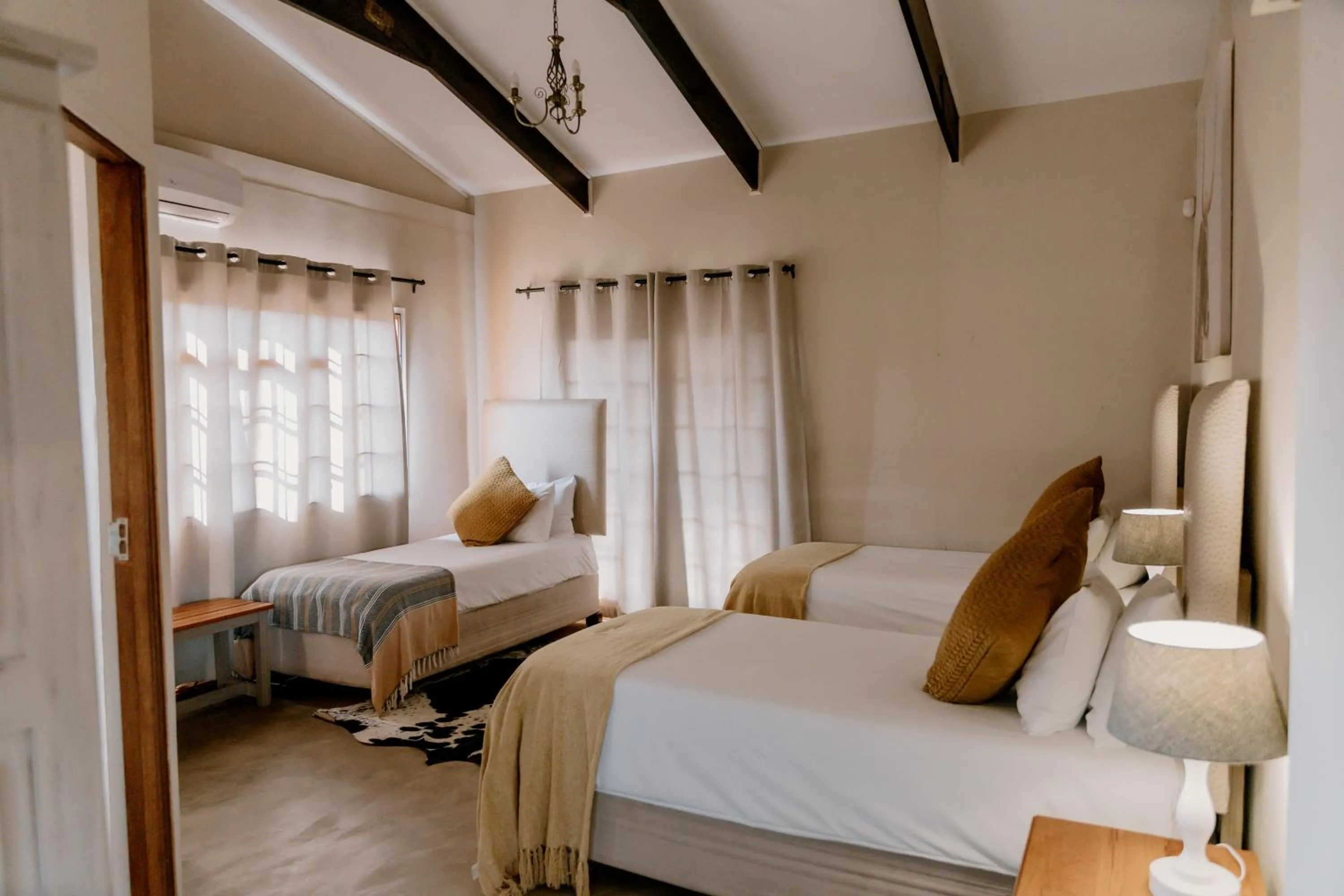 Bed in Chandelier Game Lodge