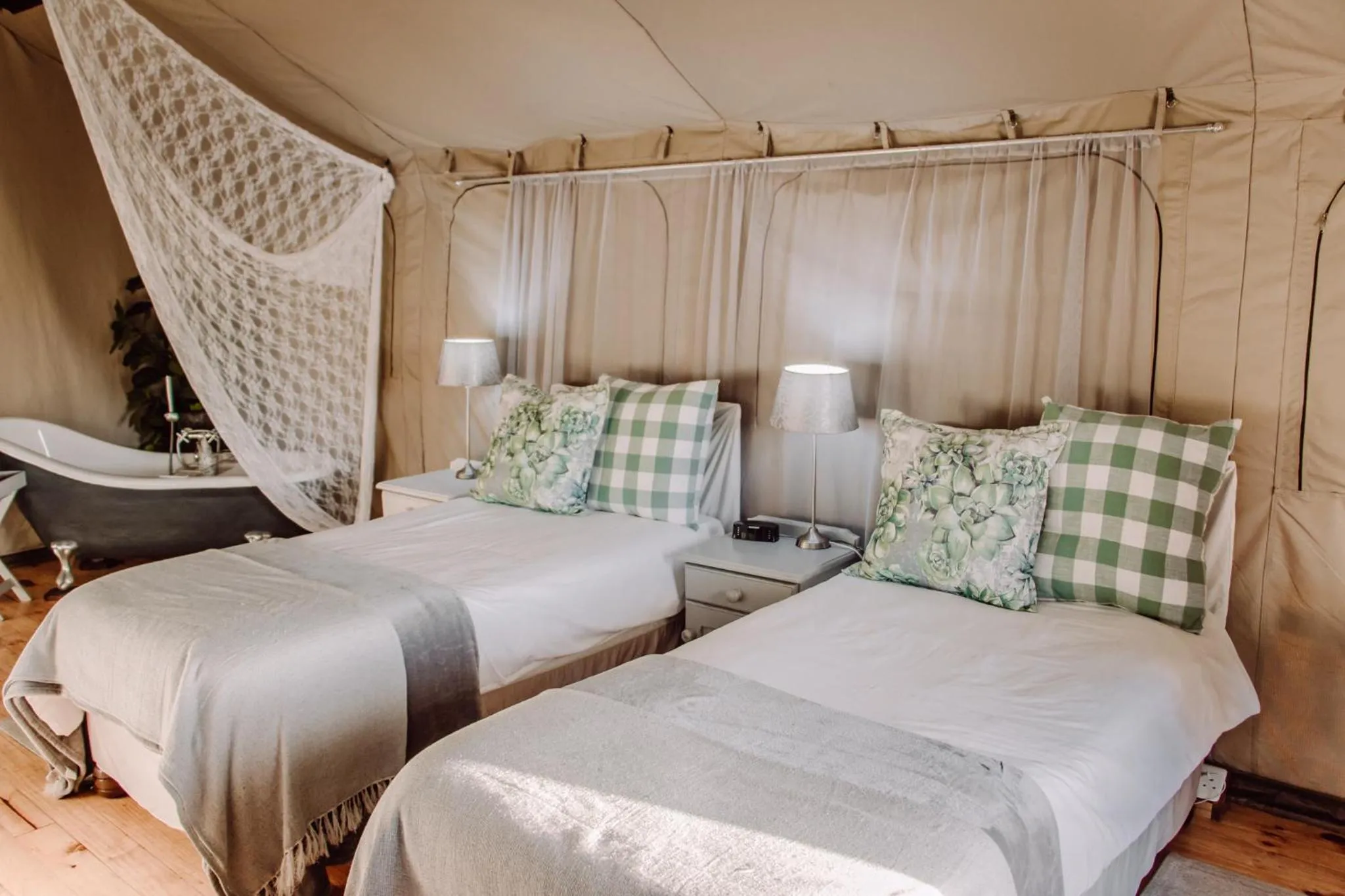 Bedroom, Bed in Chandelier Game Lodge