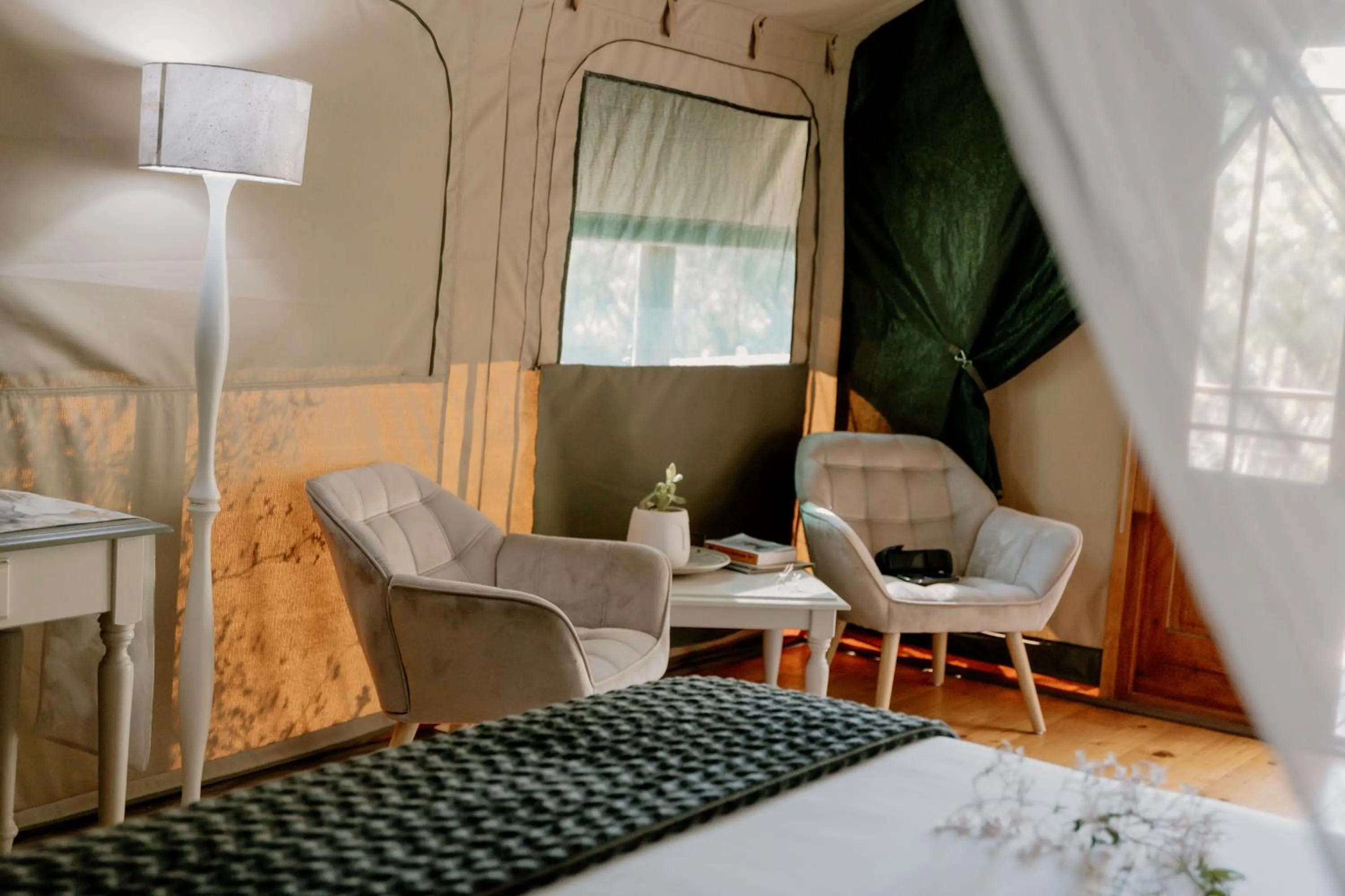 Bed in Chandelier Game Lodge