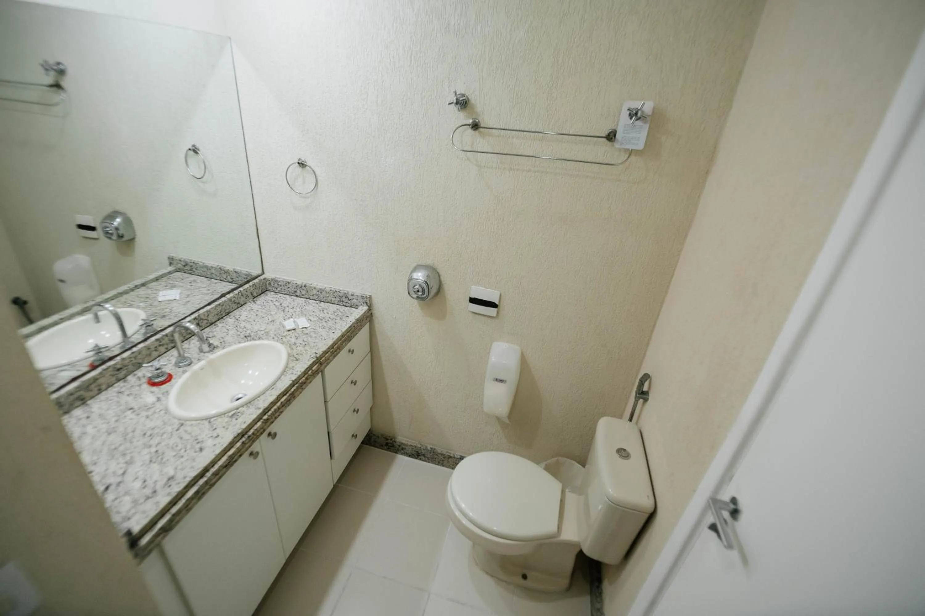 Bathroom in Hotel Orizzonte Niteroi by Atlantica