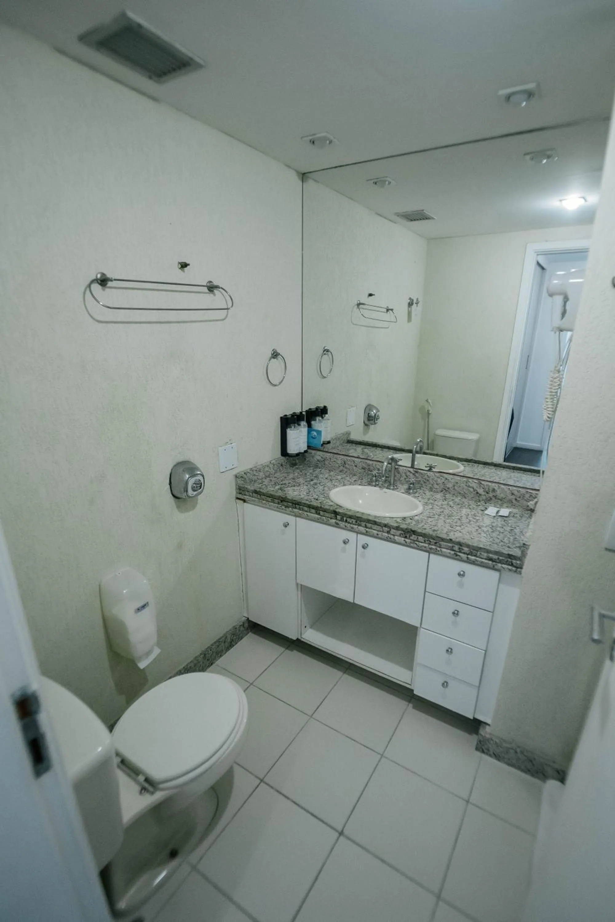 Bathroom in Hotel Orizzonte Niteroi by Atlantica