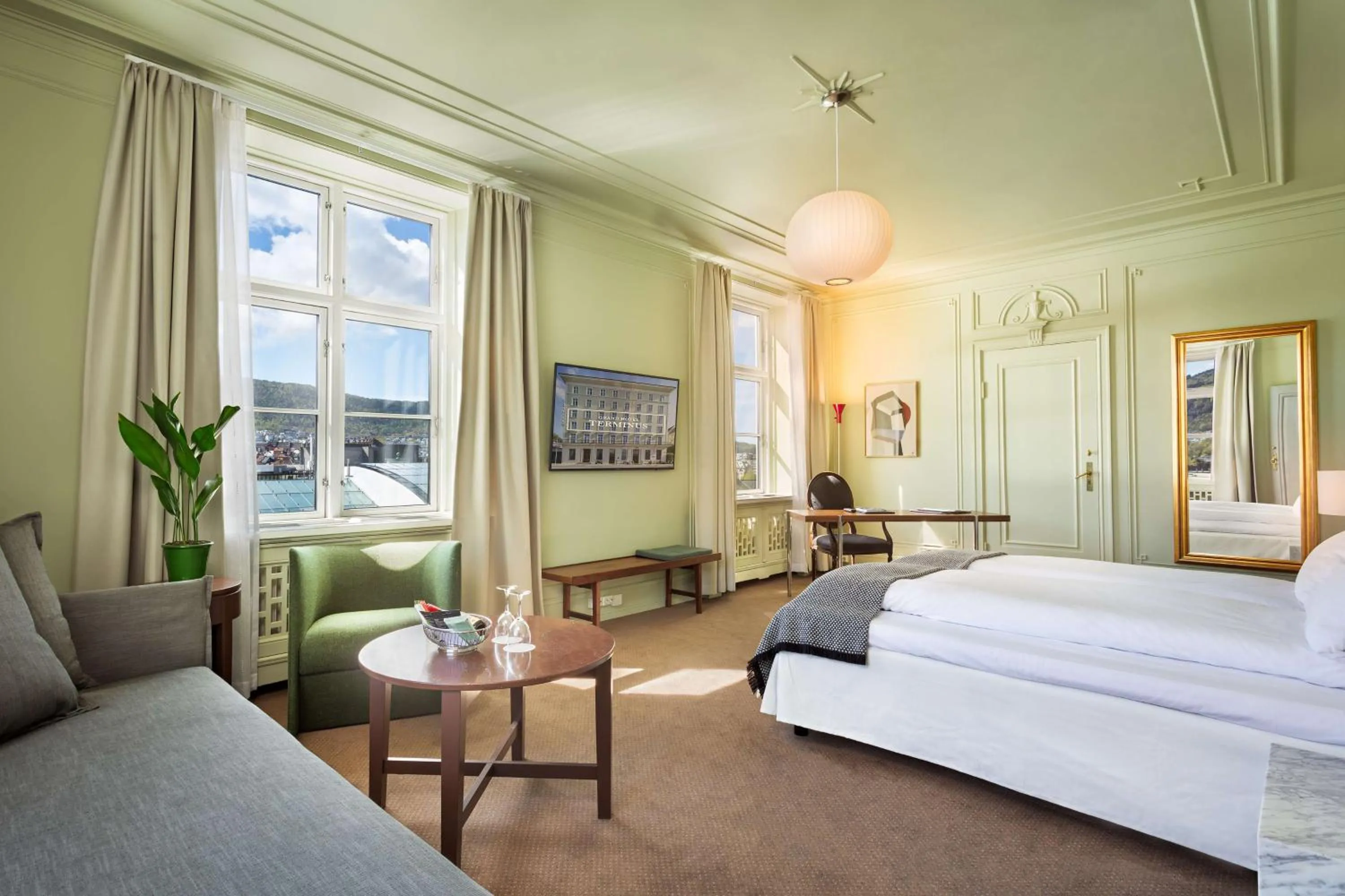 Photo of the whole room, Bed in Grand Hotel Terminus