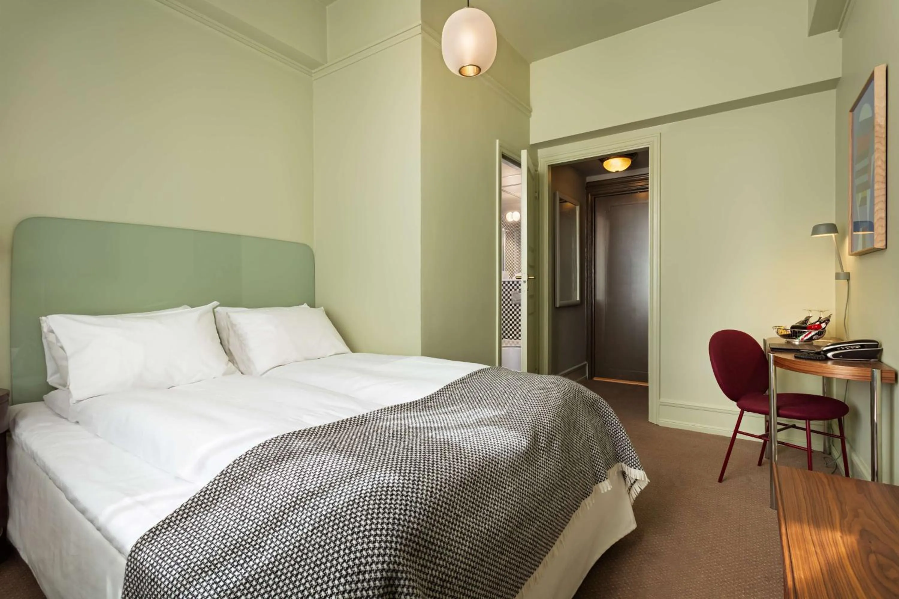 Photo of the whole room, Bed in Grand Hotel Terminus