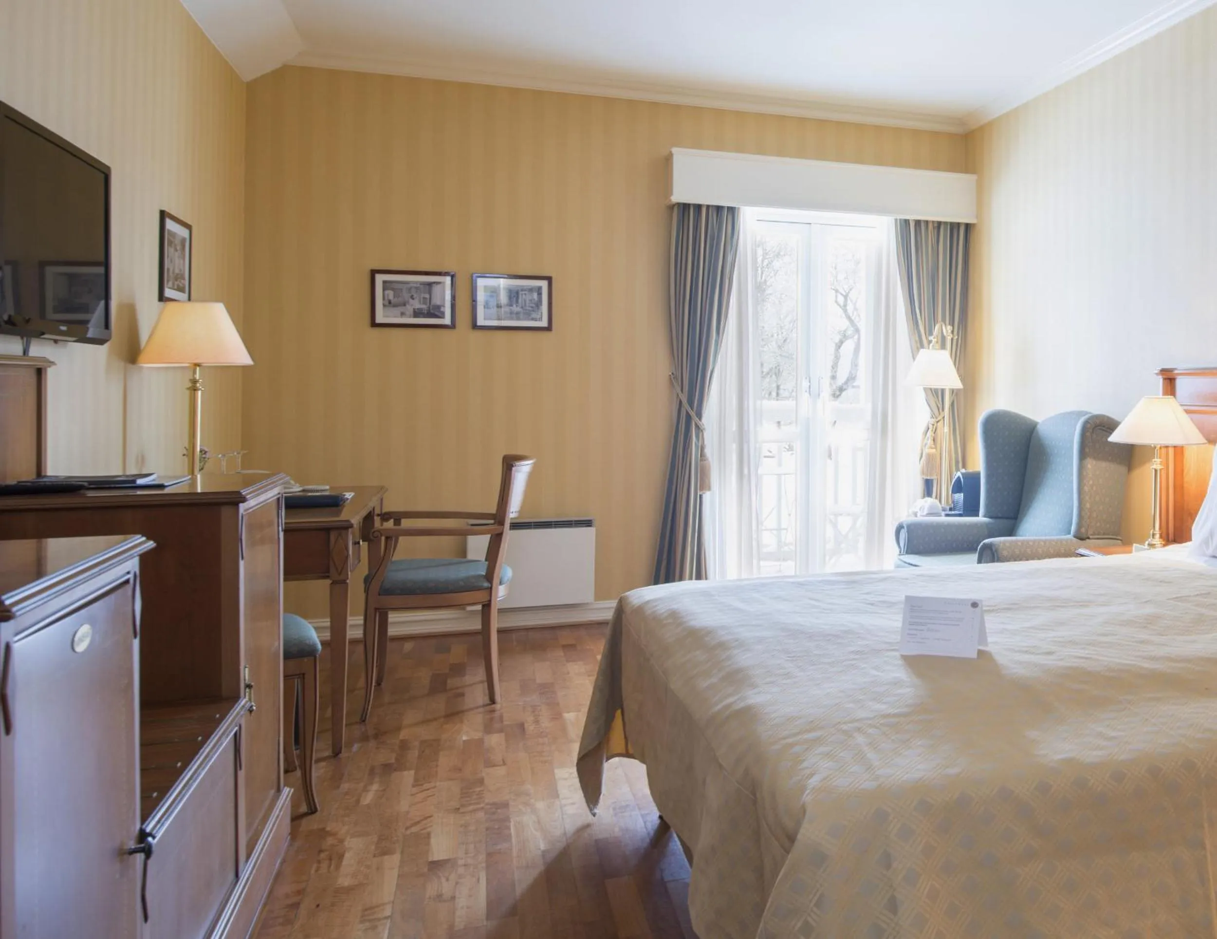 Photo of the whole room, Bed in Losby Gods Manor