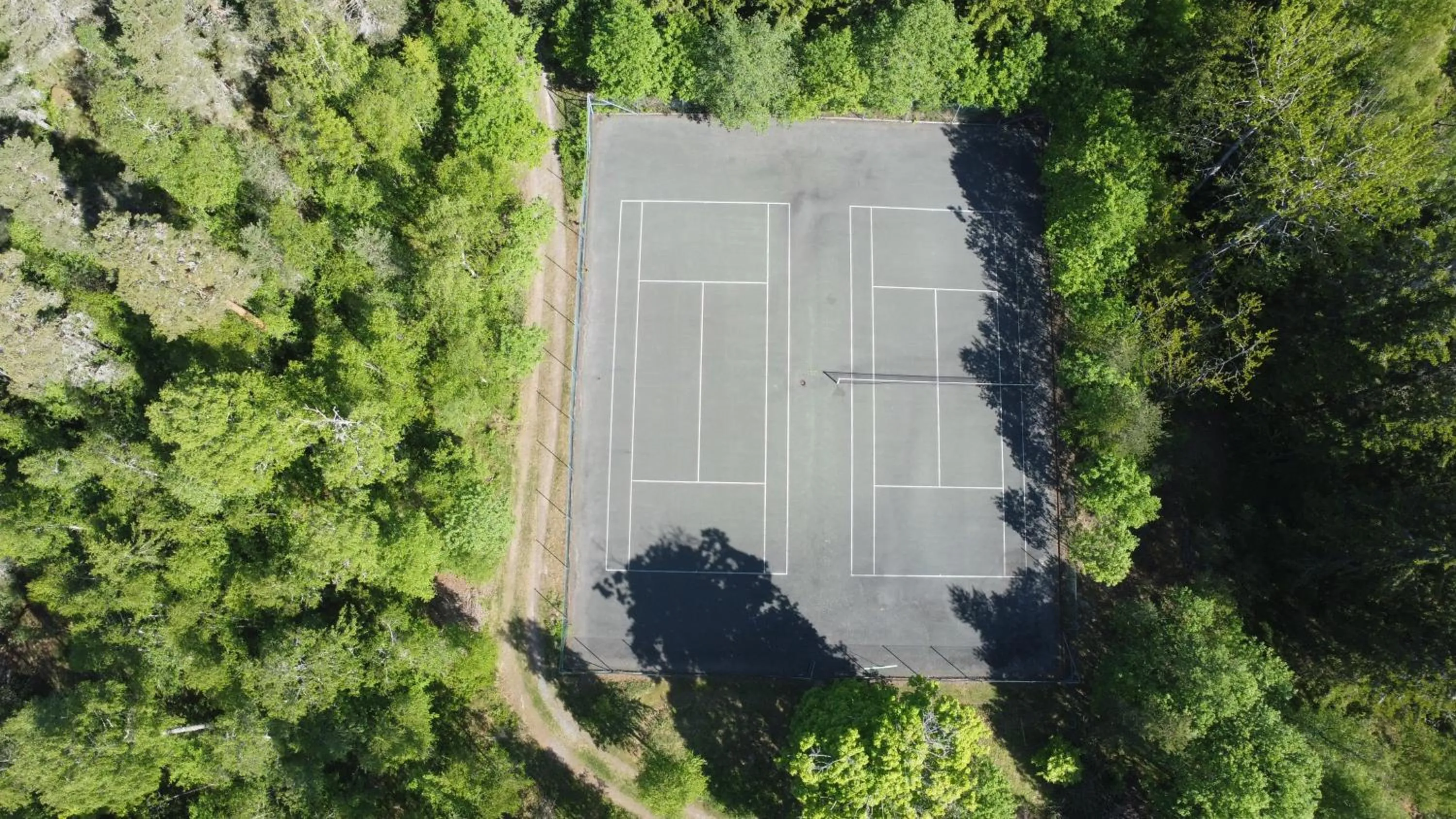 Tennis court in Losby Gods Manor