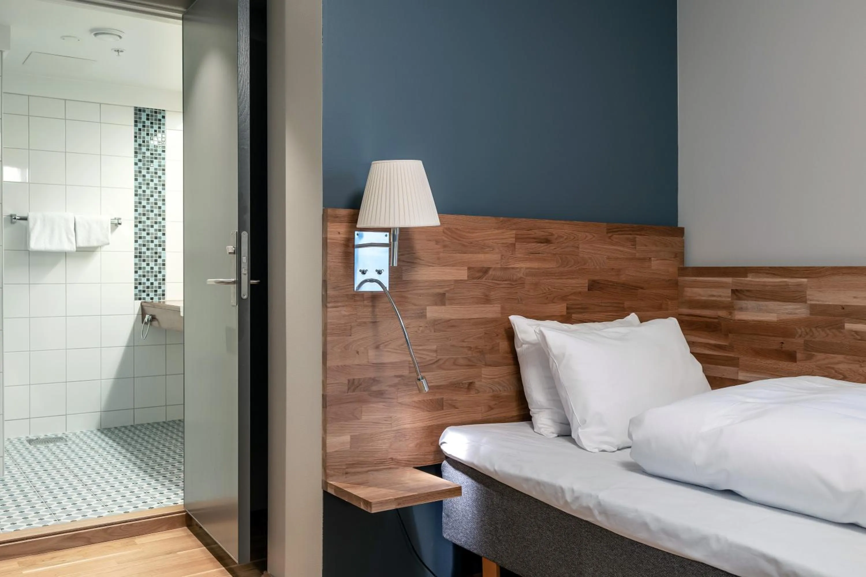 Bathroom, Bed in Quality Hotel Grand Larvik