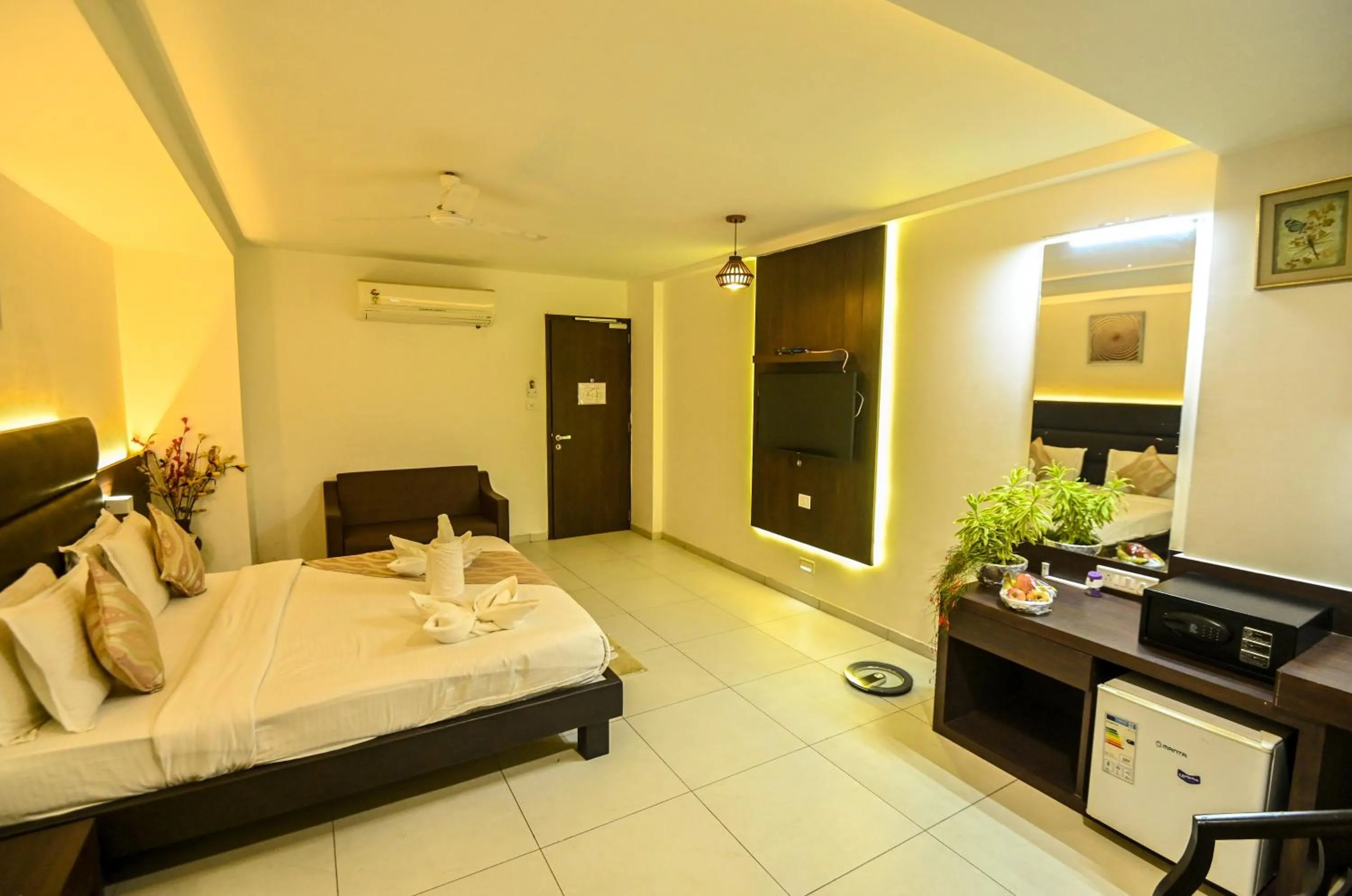 Photo of the whole room, Bed in The Divine Resort Somnath