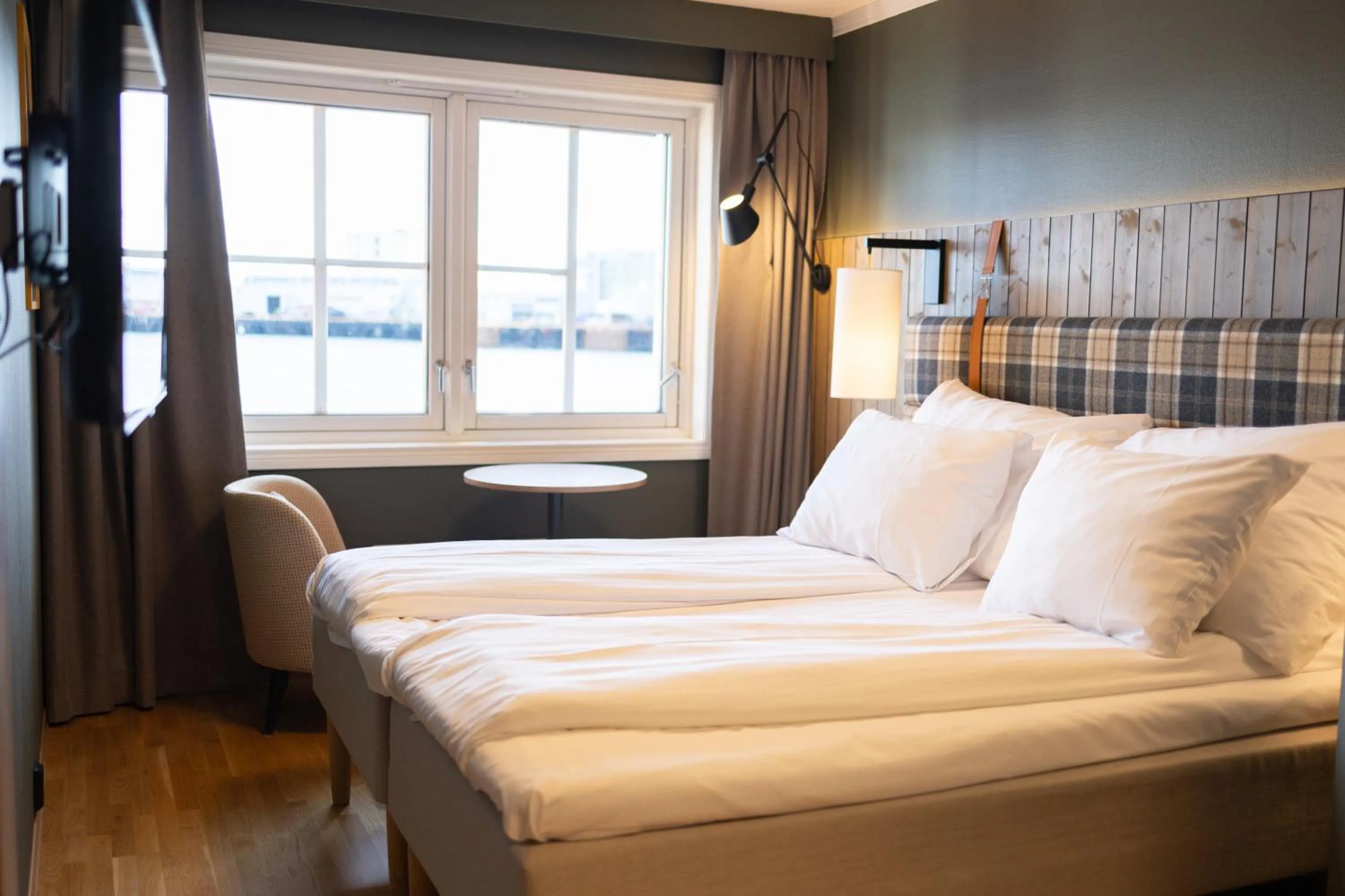 Photo of the whole room, Bed in Scandic Svolvær