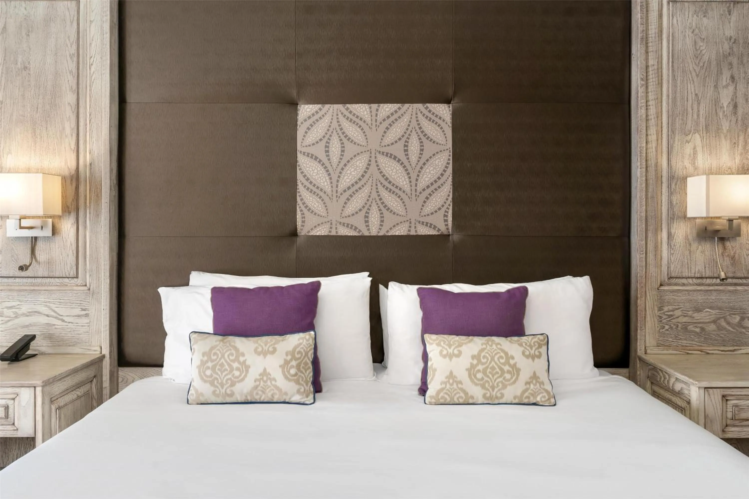 Pool view, Bed in Kempinski Hotel San Lawrenz