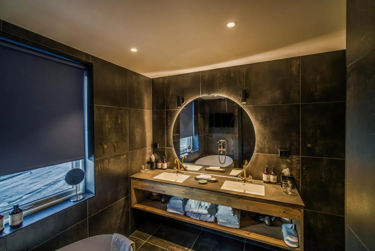 Bathroom, Bed in Villa Vågå - by Classic Norway Hotels