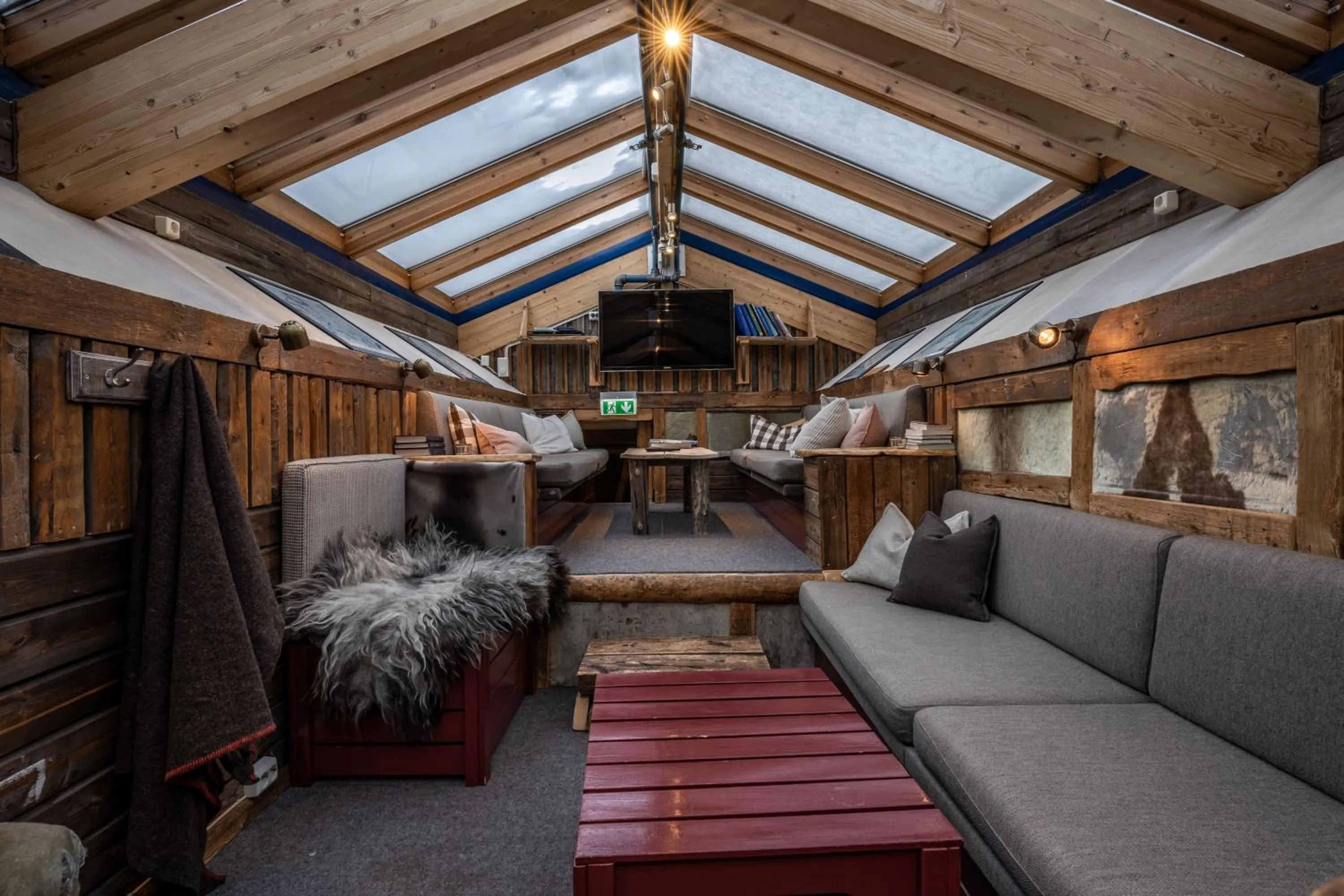 Communal lounge/ TV room in Basecamp Hotel