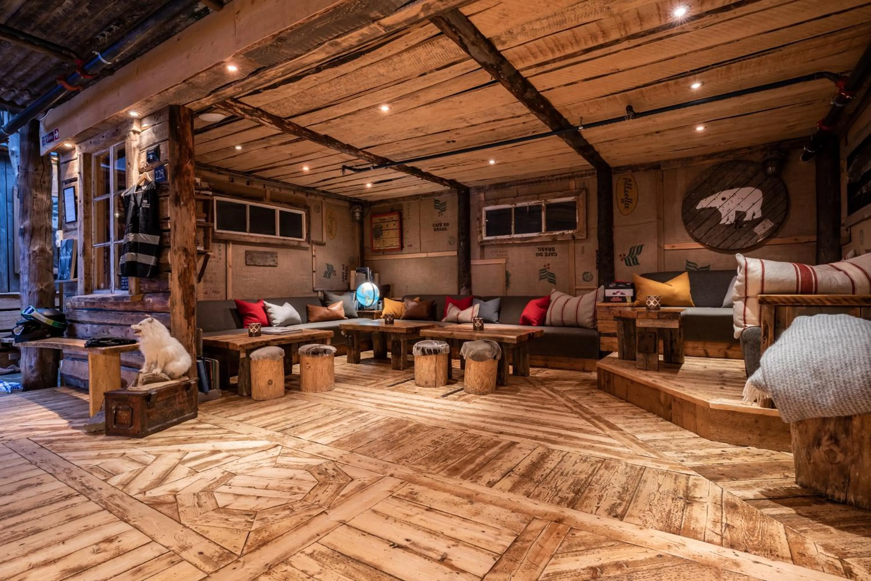 Communal lounge/ TV room in Basecamp Hotel