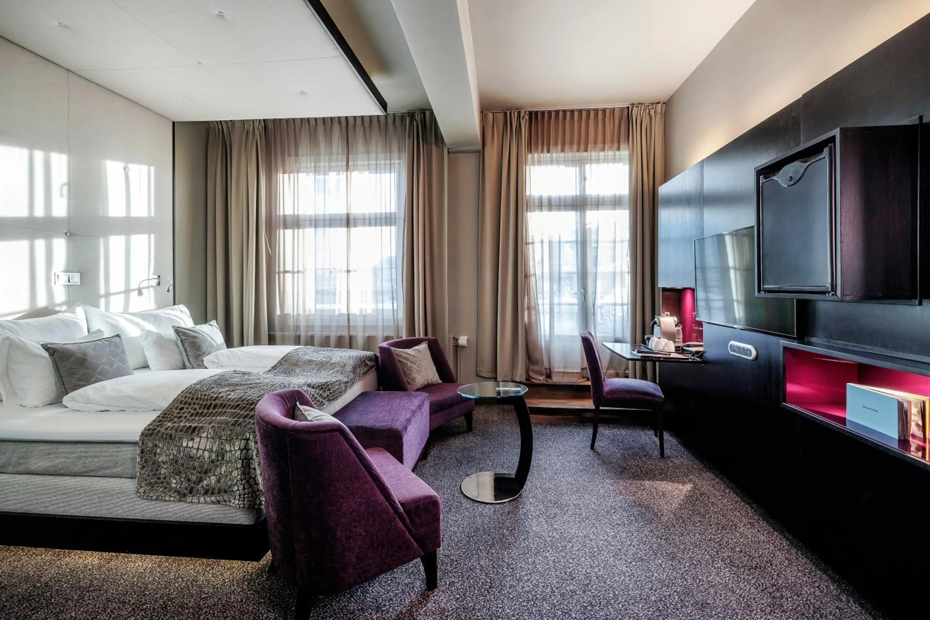 Living room, Bed in Home Hotel Folketeateret