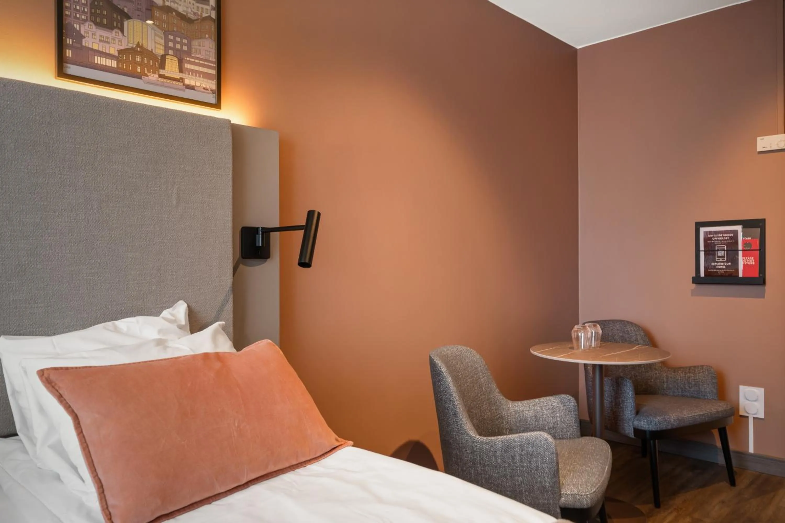 Seating area, Bed in Scandic City