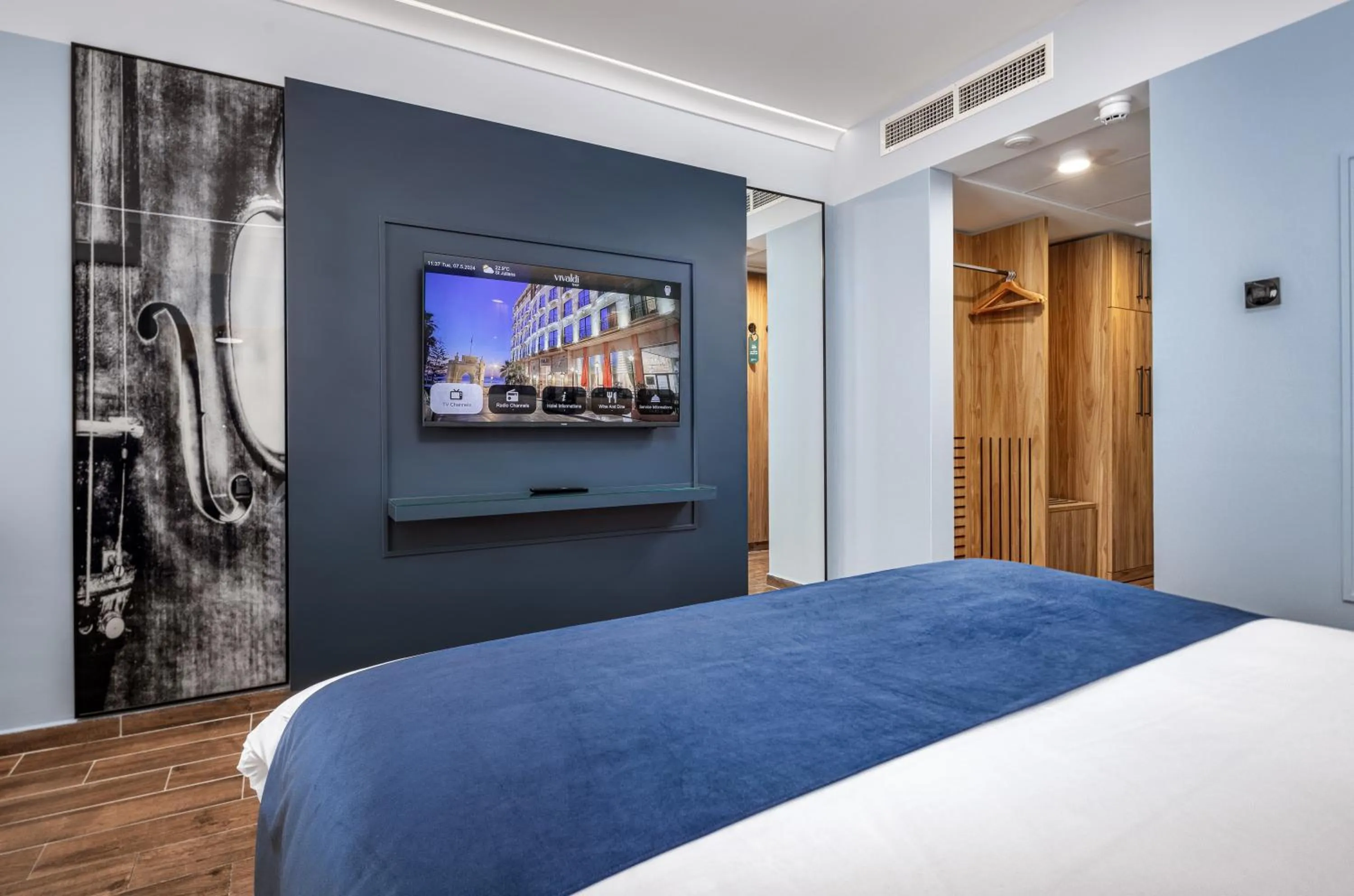 Property building, Bed in Vivaldi Hotel