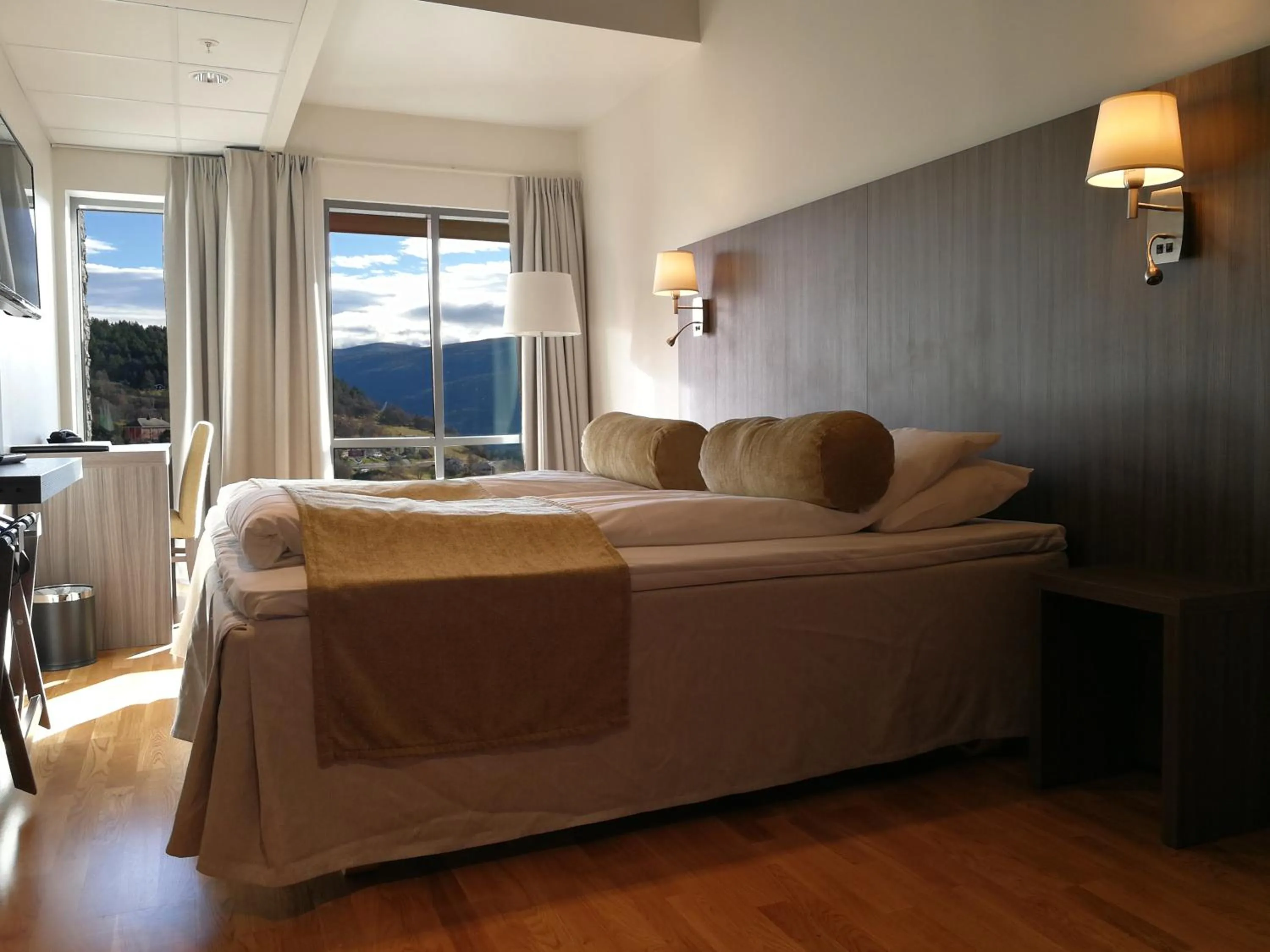 Bedroom, Bed in Dombås Hotel