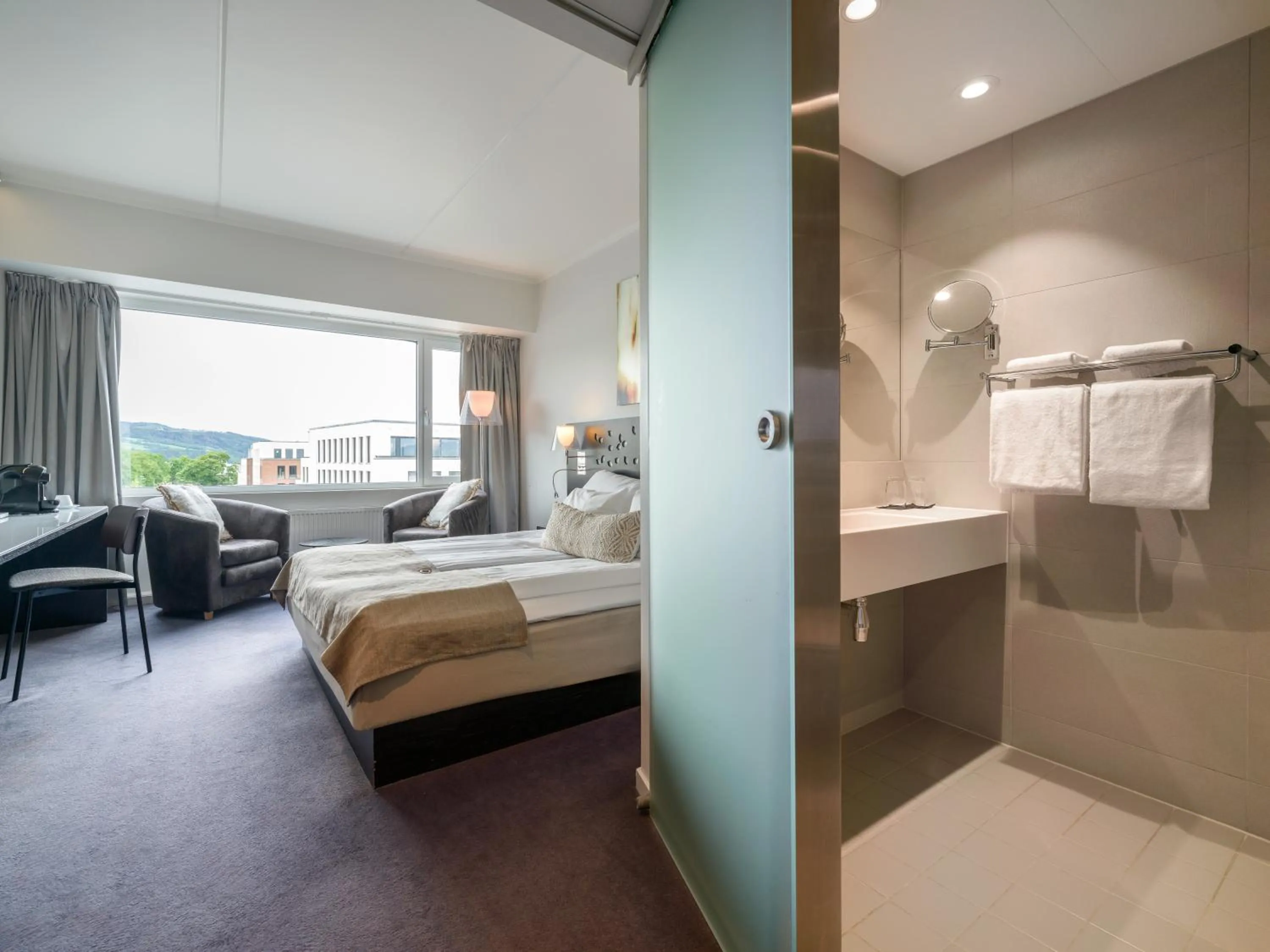 Bathroom, Bed in Quality Hotel Strand Gjøvik