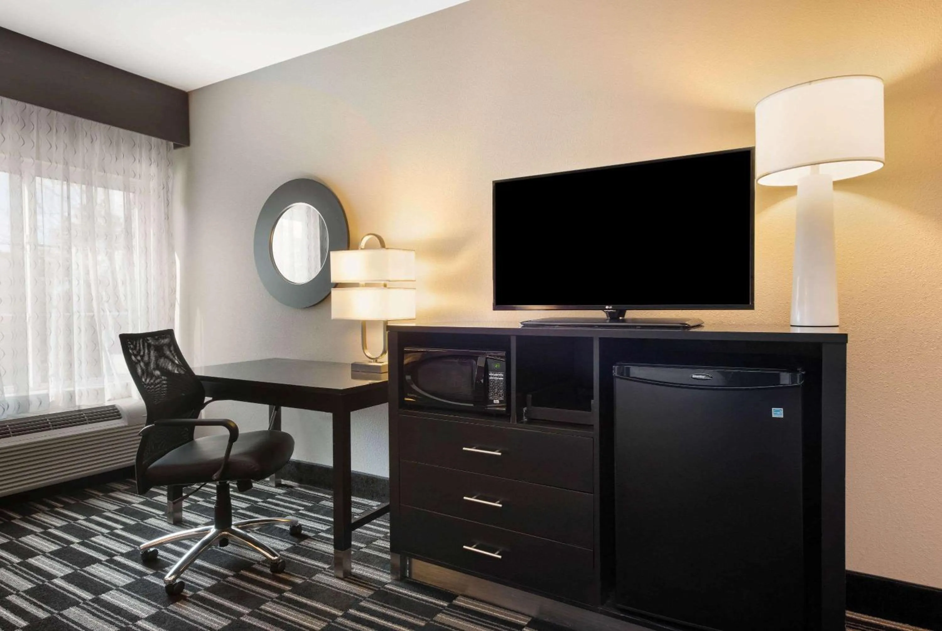 Photo of the whole room in La Quinta by Wyndham West Monroe