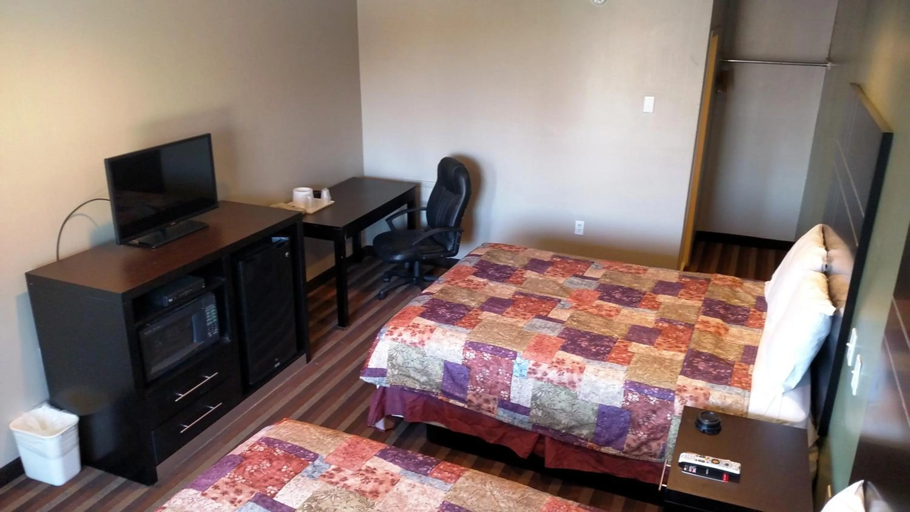 Photo of the whole room, Bed in Gene's Motel