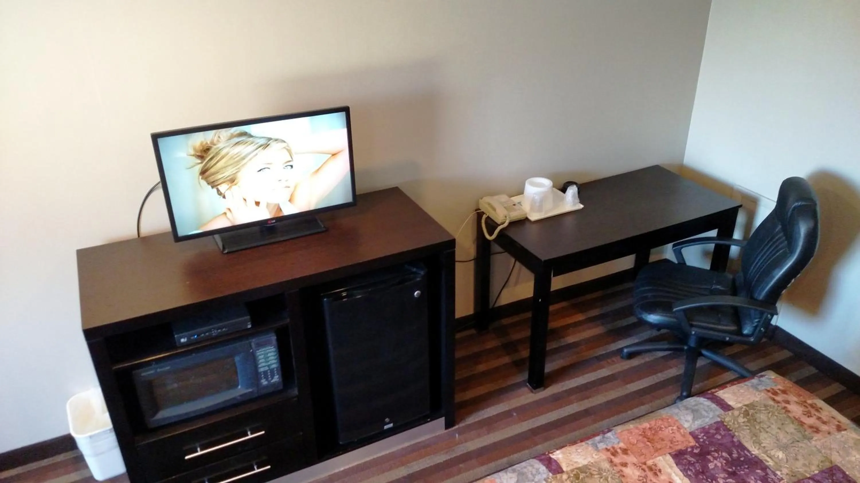 TV and multimedia in Gene's Motel