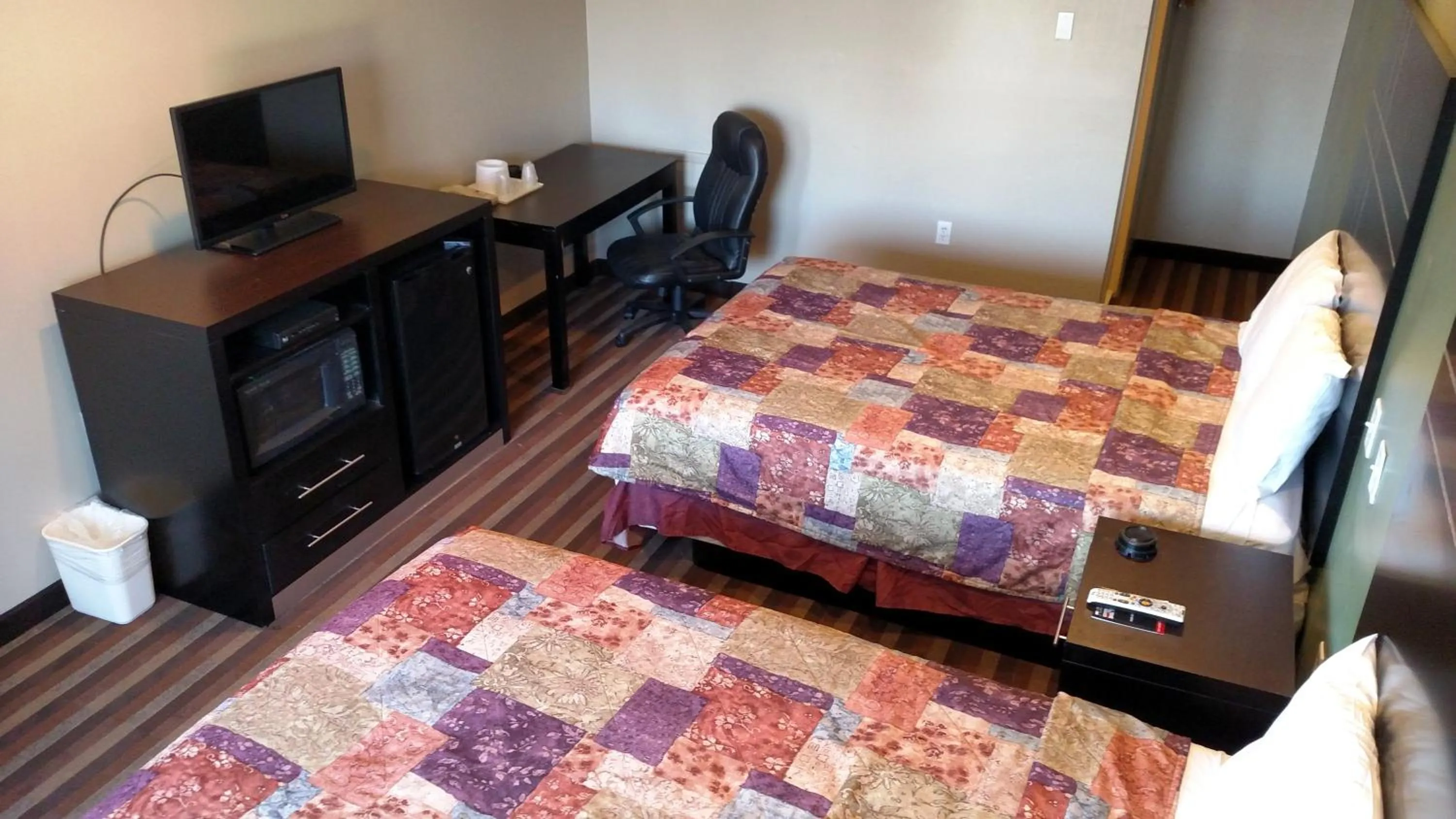 Photo of the whole room, Bed in Gene's Motel