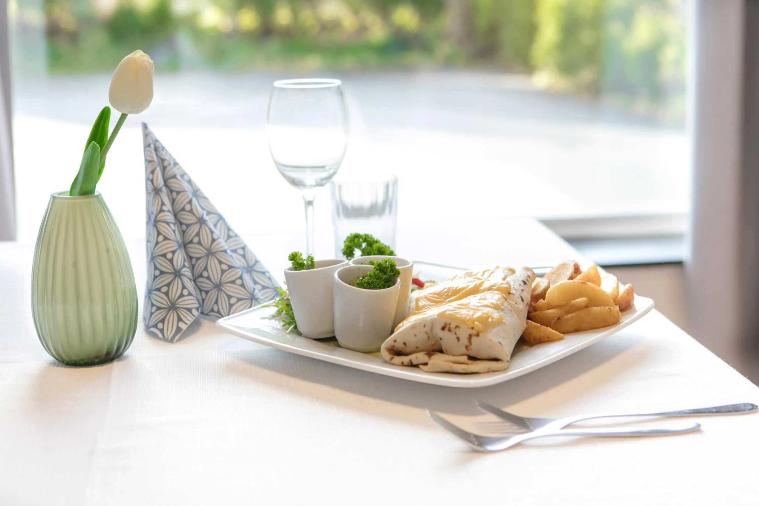 Restaurant/places to eat in Kinn Hotell Florø