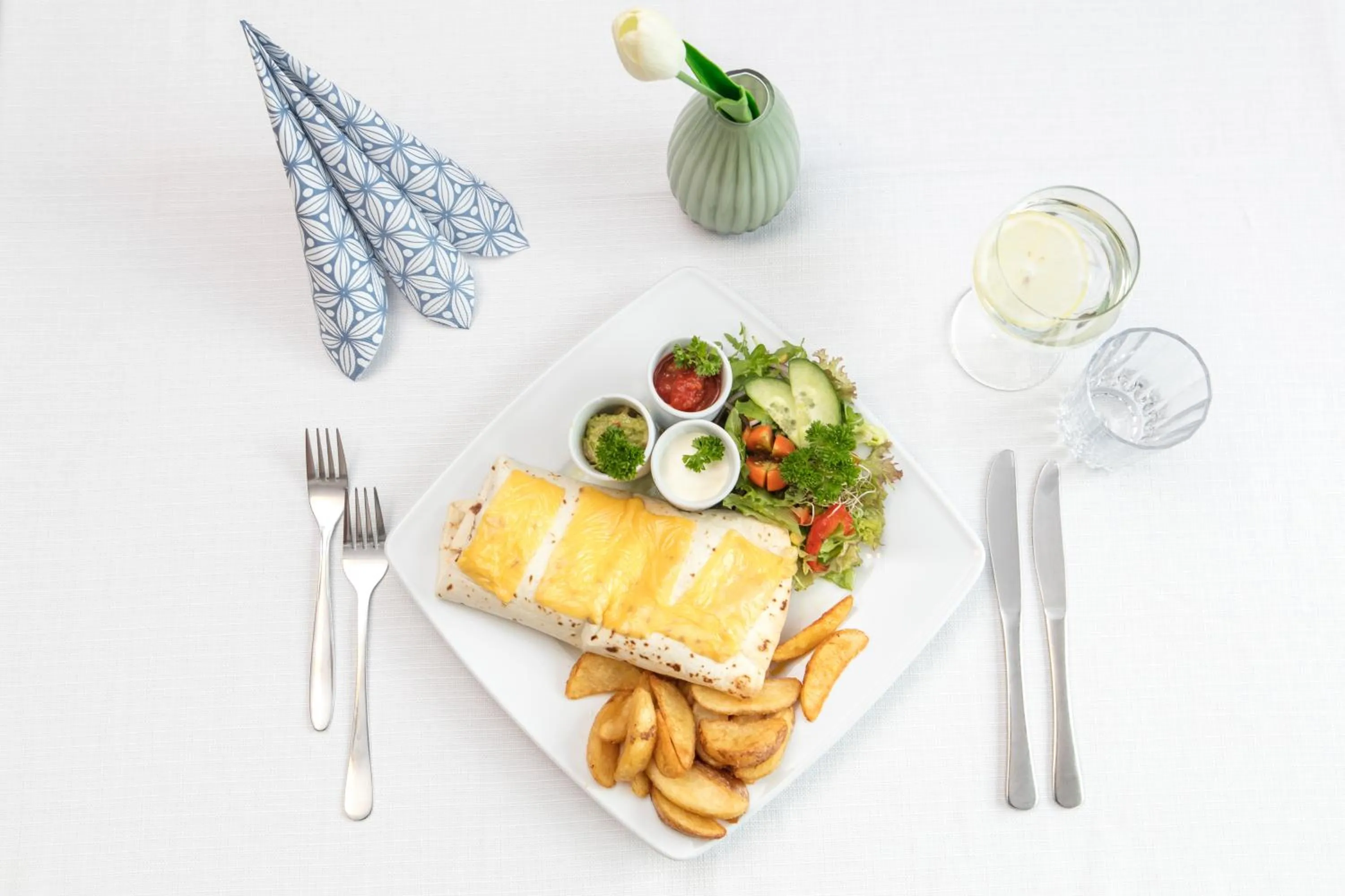 Restaurant/places to eat in Kinn Hotell Florø