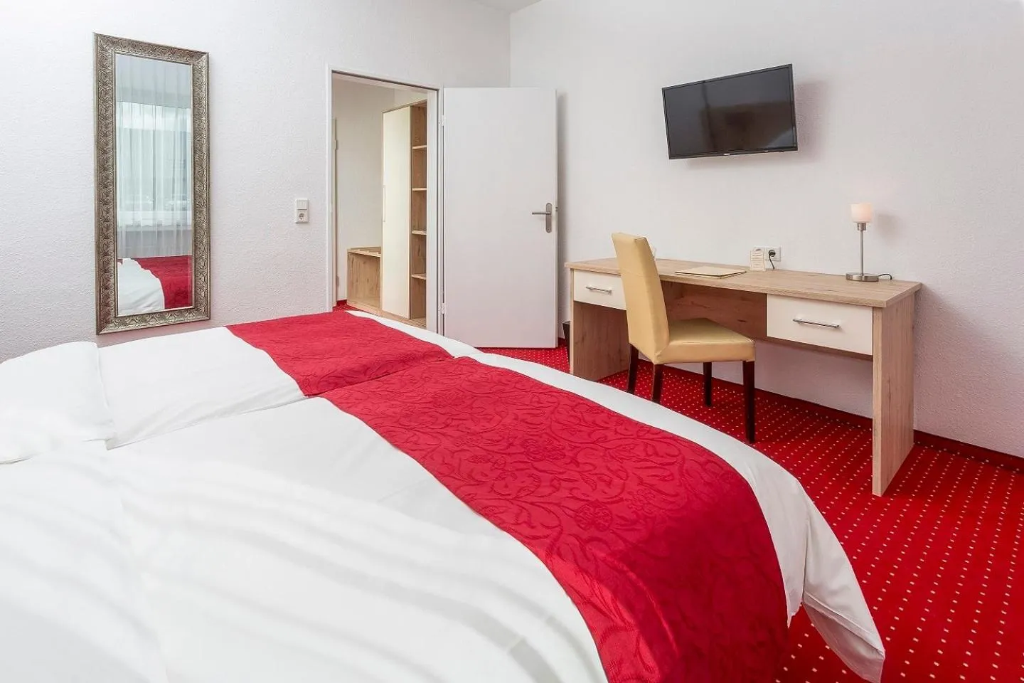 Photo of the whole room, Bed in Hanse Hotel