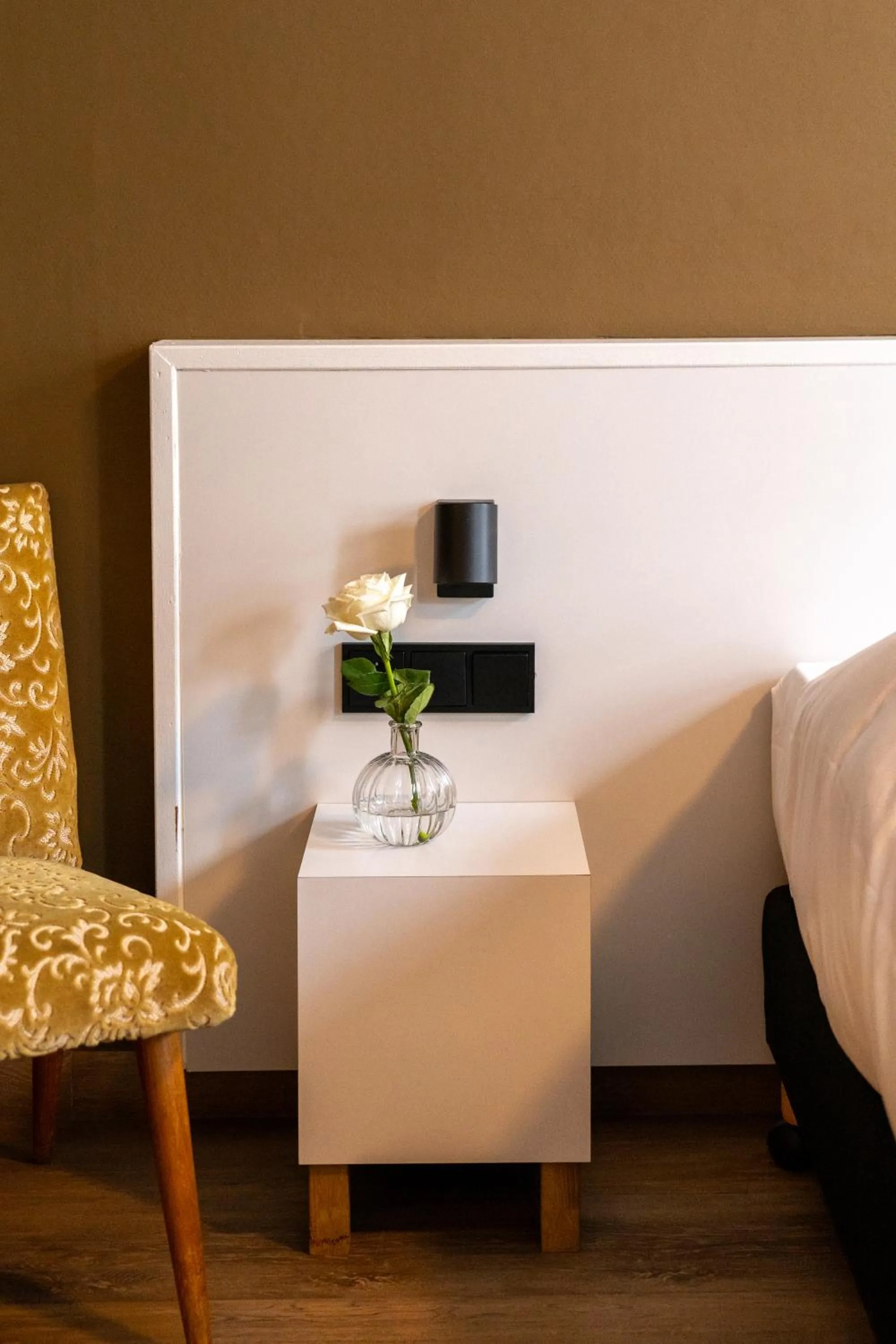 Seating area, Bed in Restaurant & Hotel Monopole Harderwijk