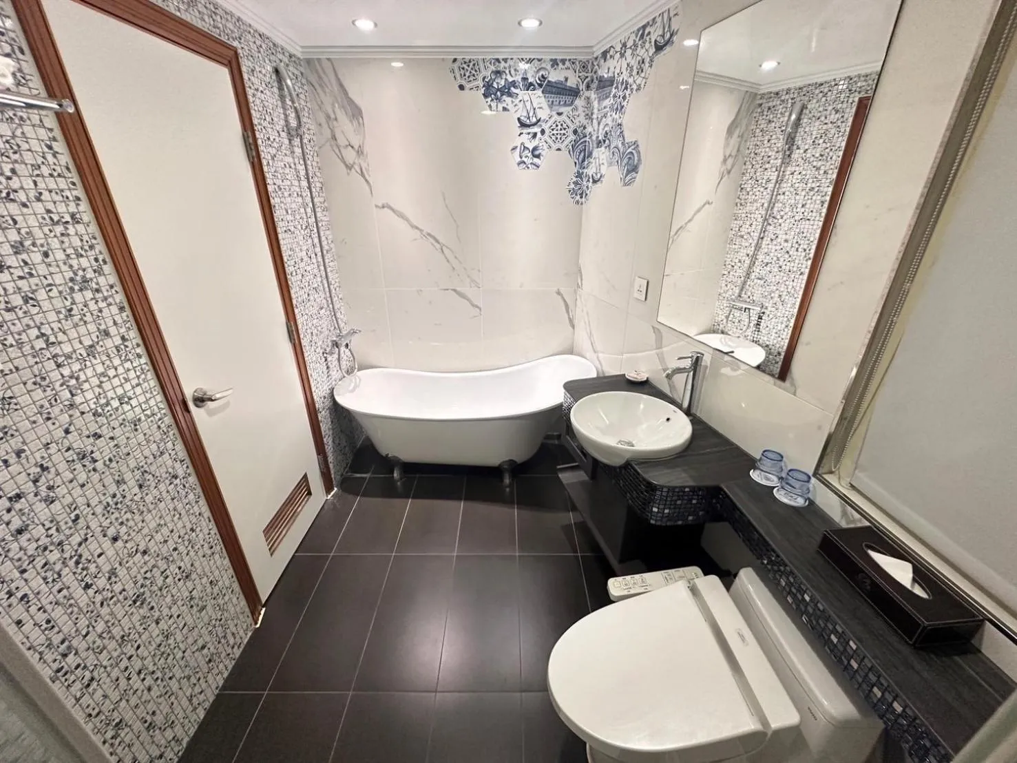 Toilet in Beauty Hotels - Star Beauty Resort