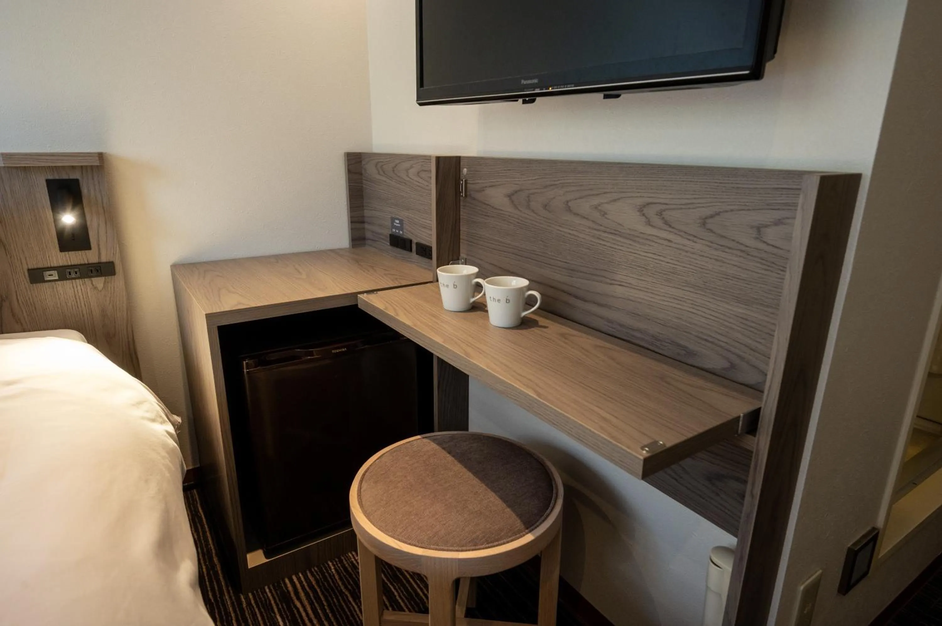 Photo of the whole room, Bed in the b hakata