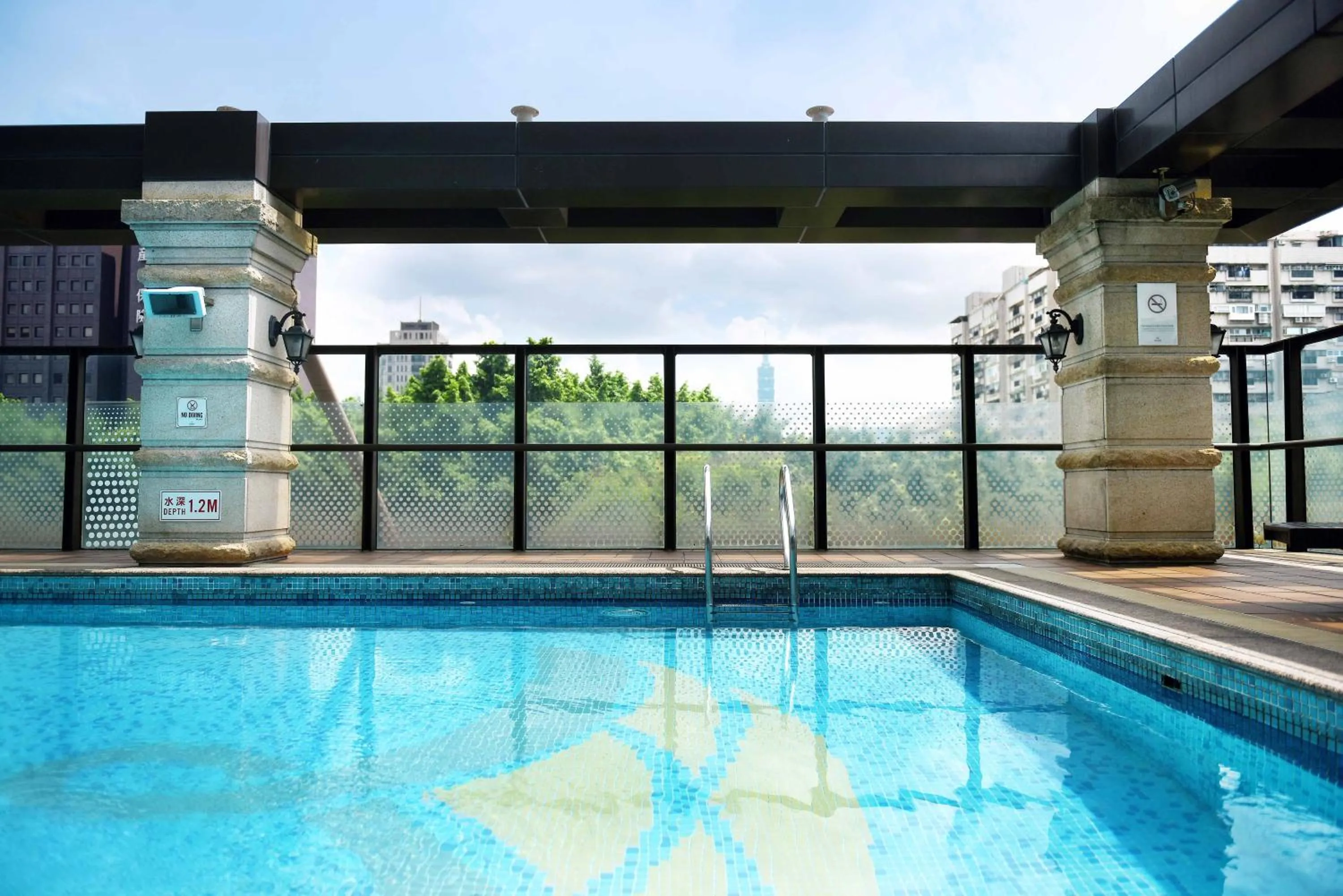 Swimming pool in Fullon Hotel Taipei, Central