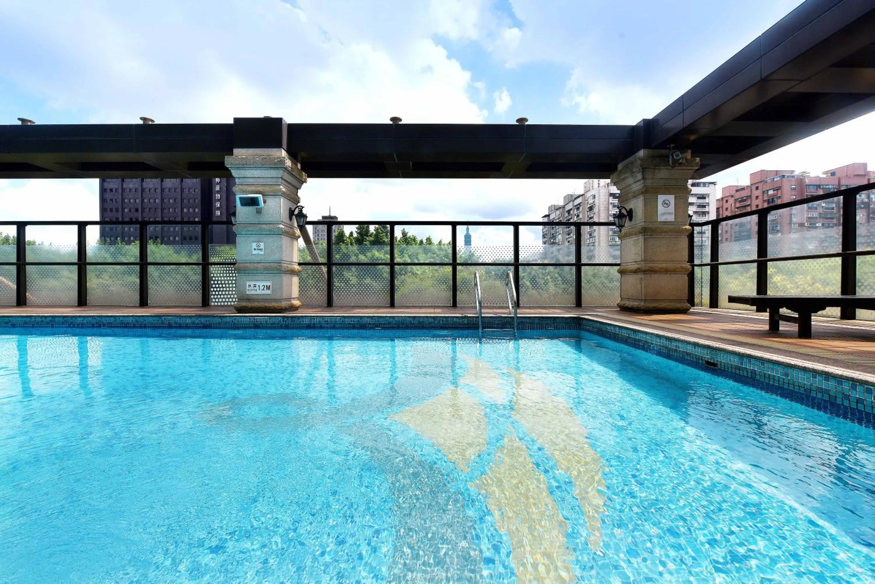 Swimming pool in Fullon Hotel Taipei, Central