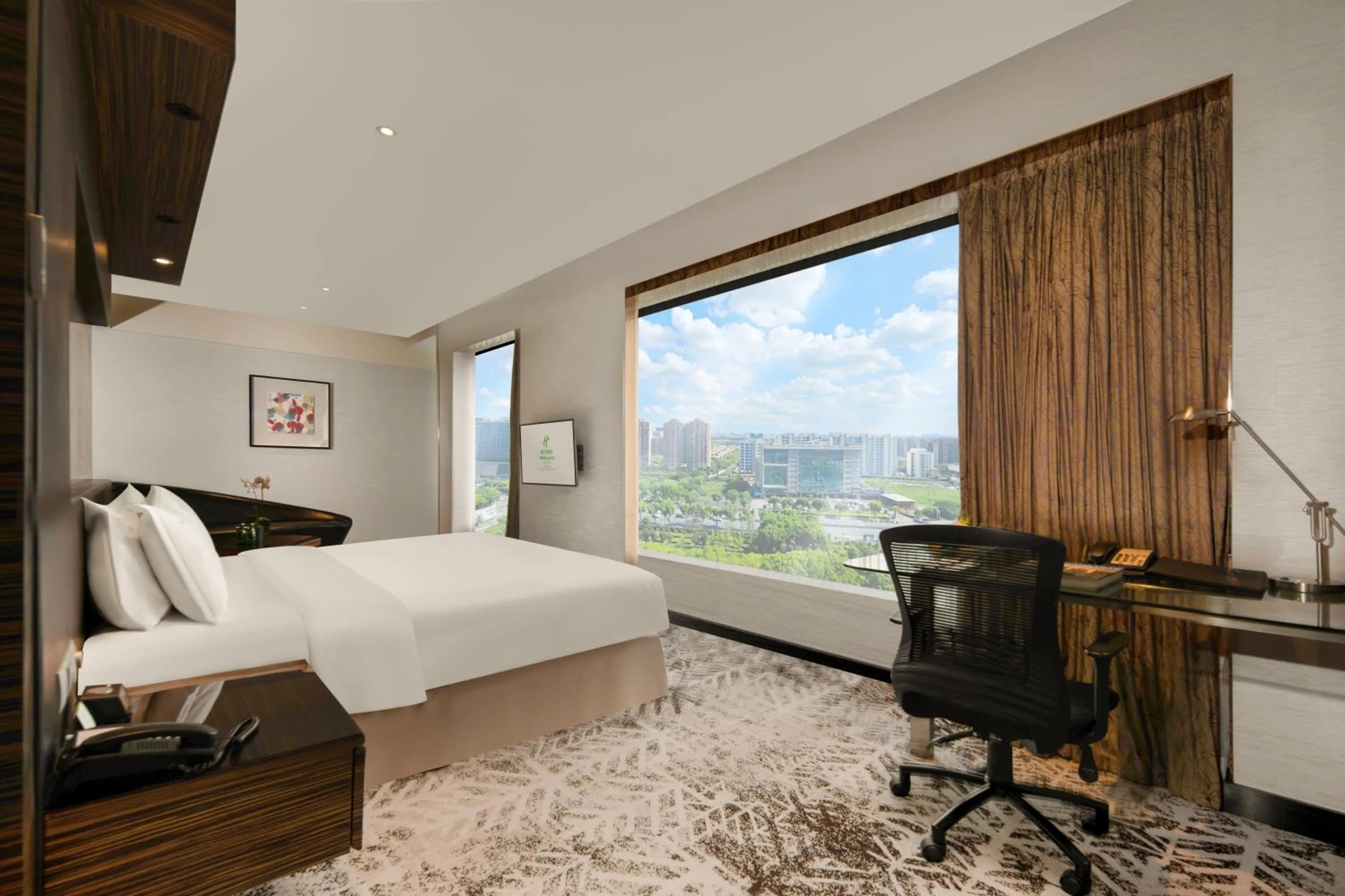 Bedroom, Bed in Holiday Inn Shanghai Hongqiao West by IHG