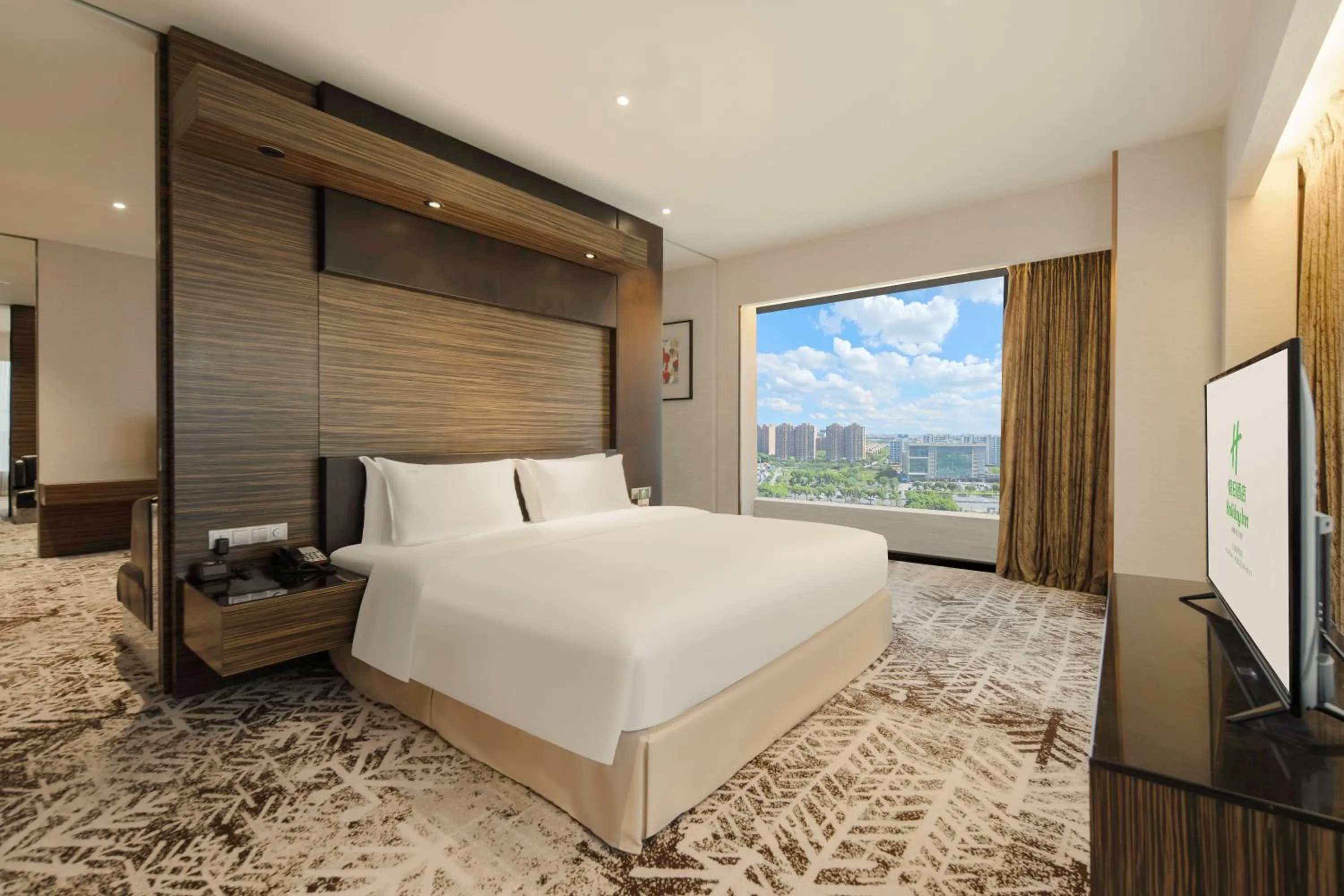 Bedroom, Bed in Holiday Inn Shanghai Hongqiao West by IHG