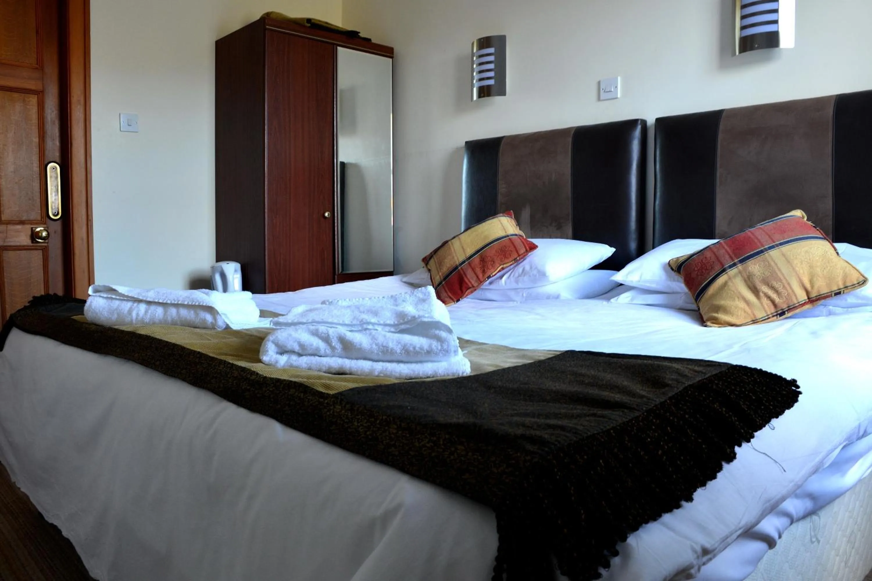 Bedroom, Bed in Crown hotel