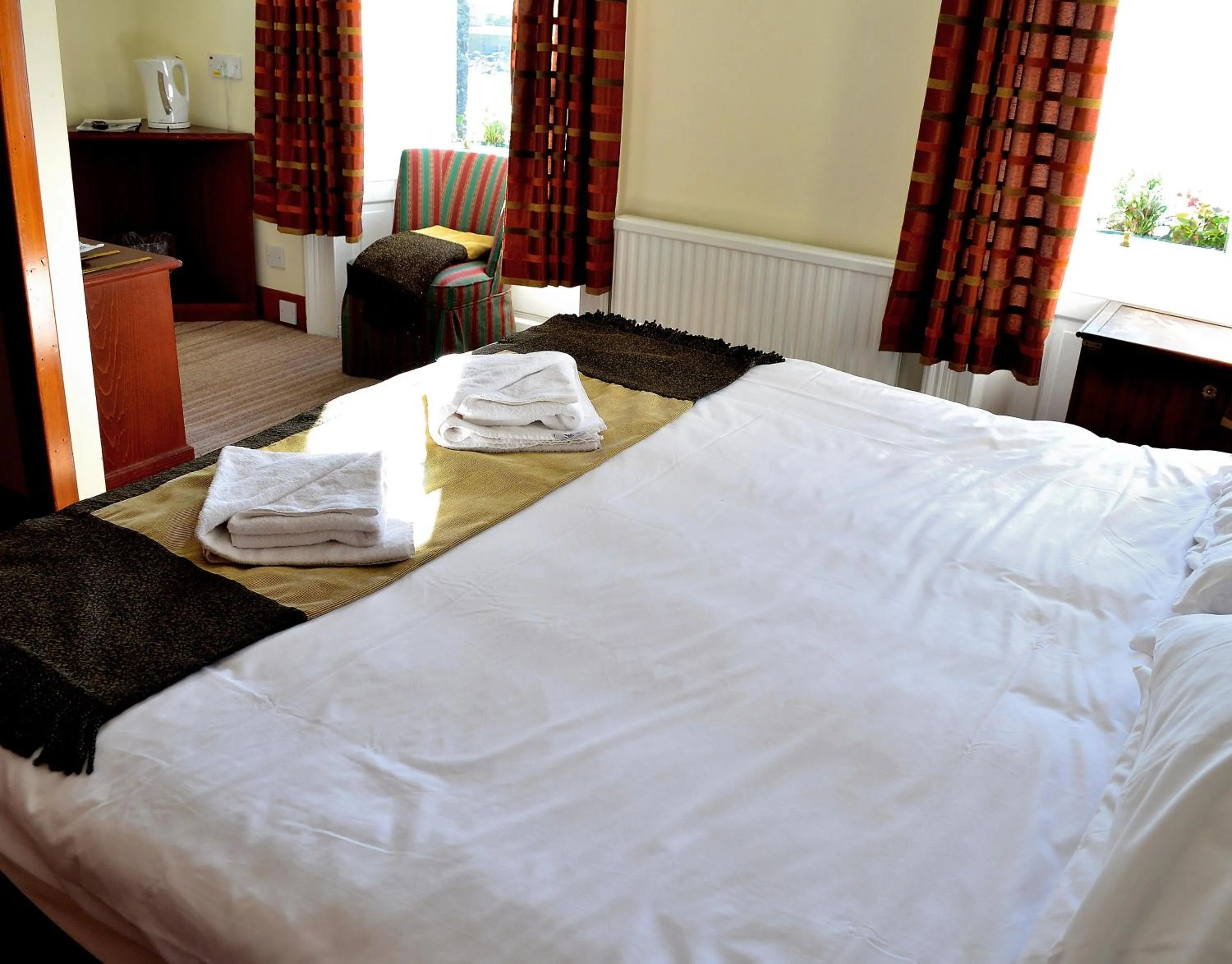Bedroom, Bed in Crown hotel