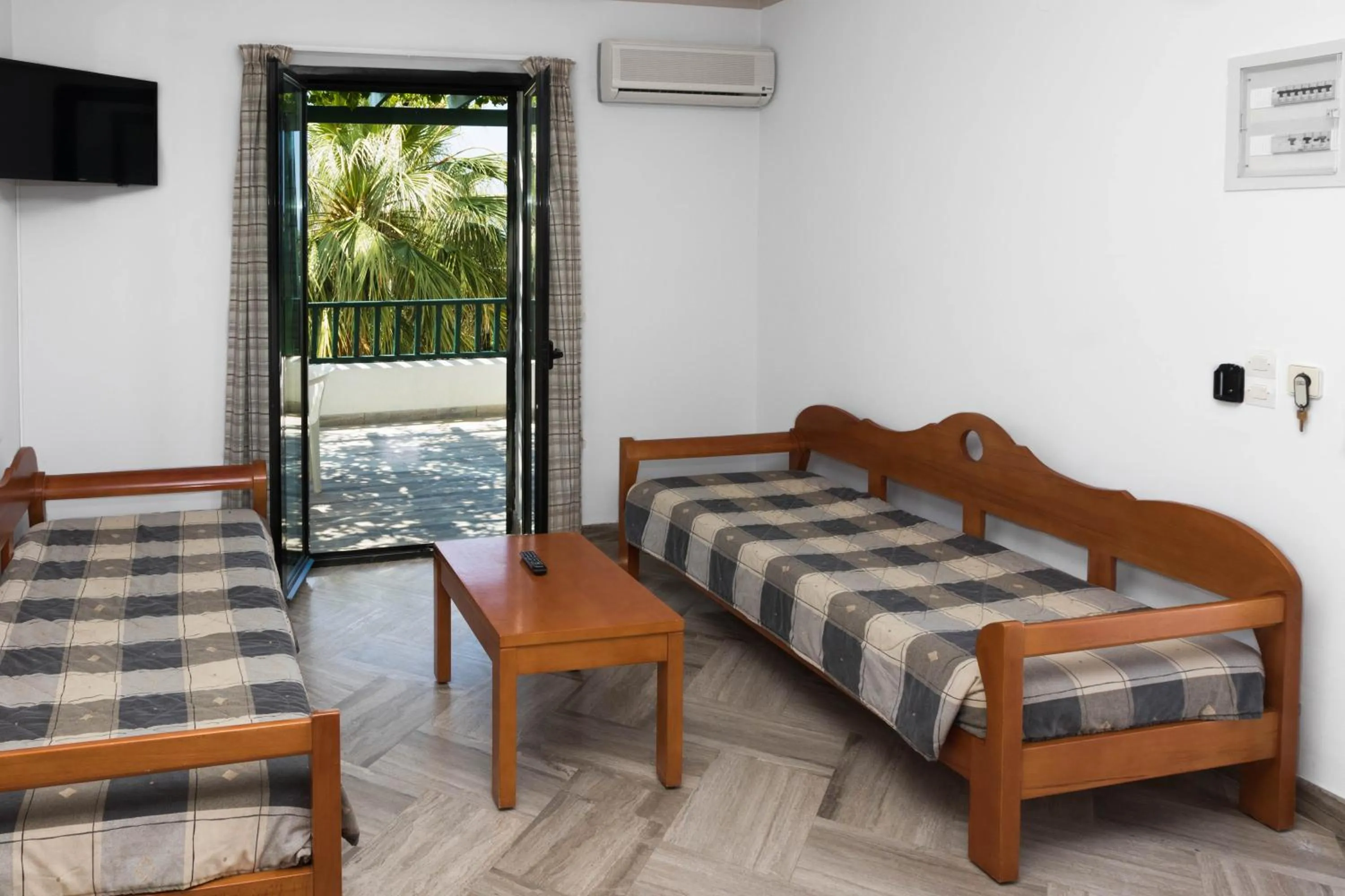 Living room, Bed in Anna Maria Village