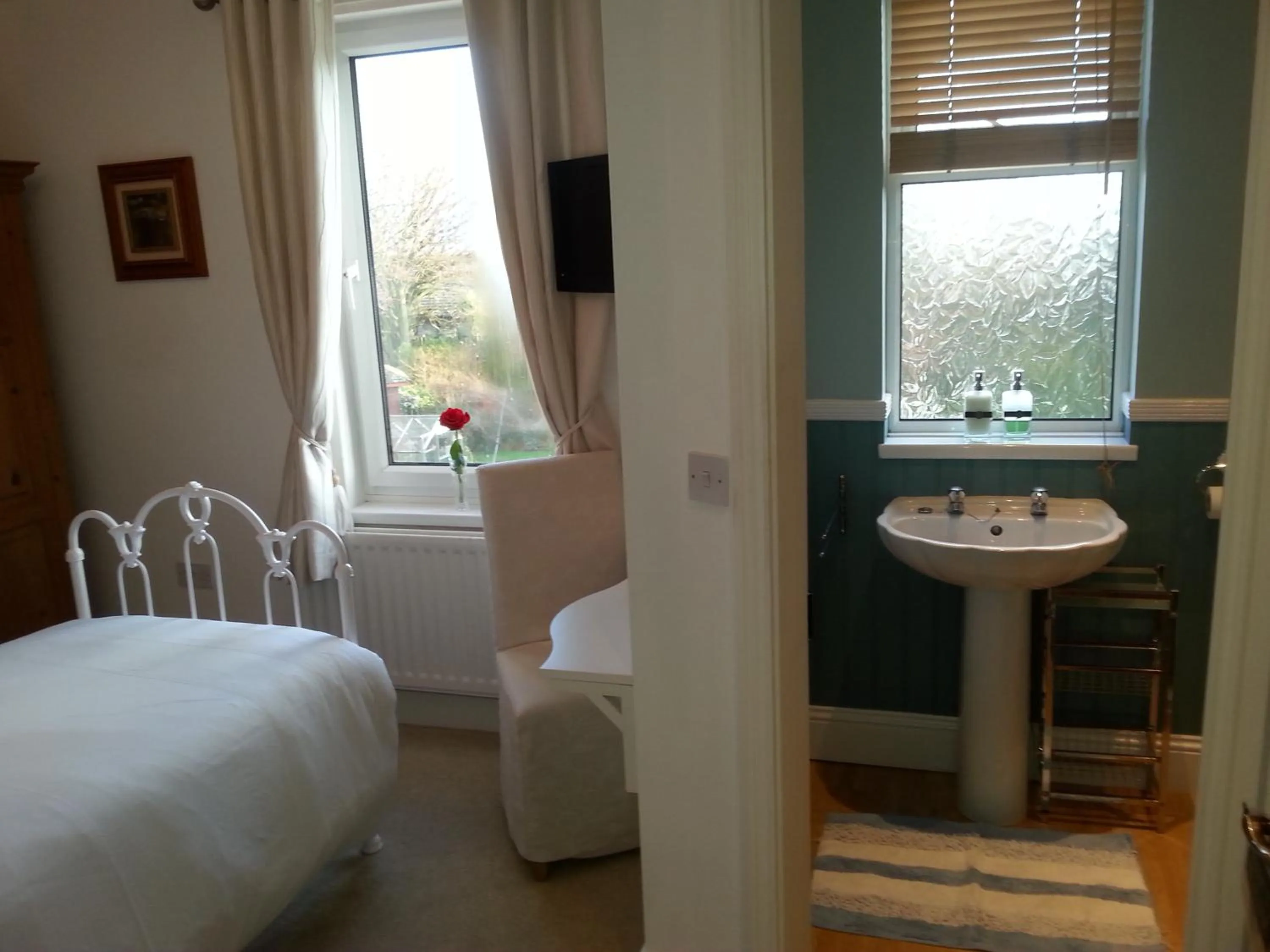 Bathroom, Bed in Ugiebrae House Bed & Breakfast