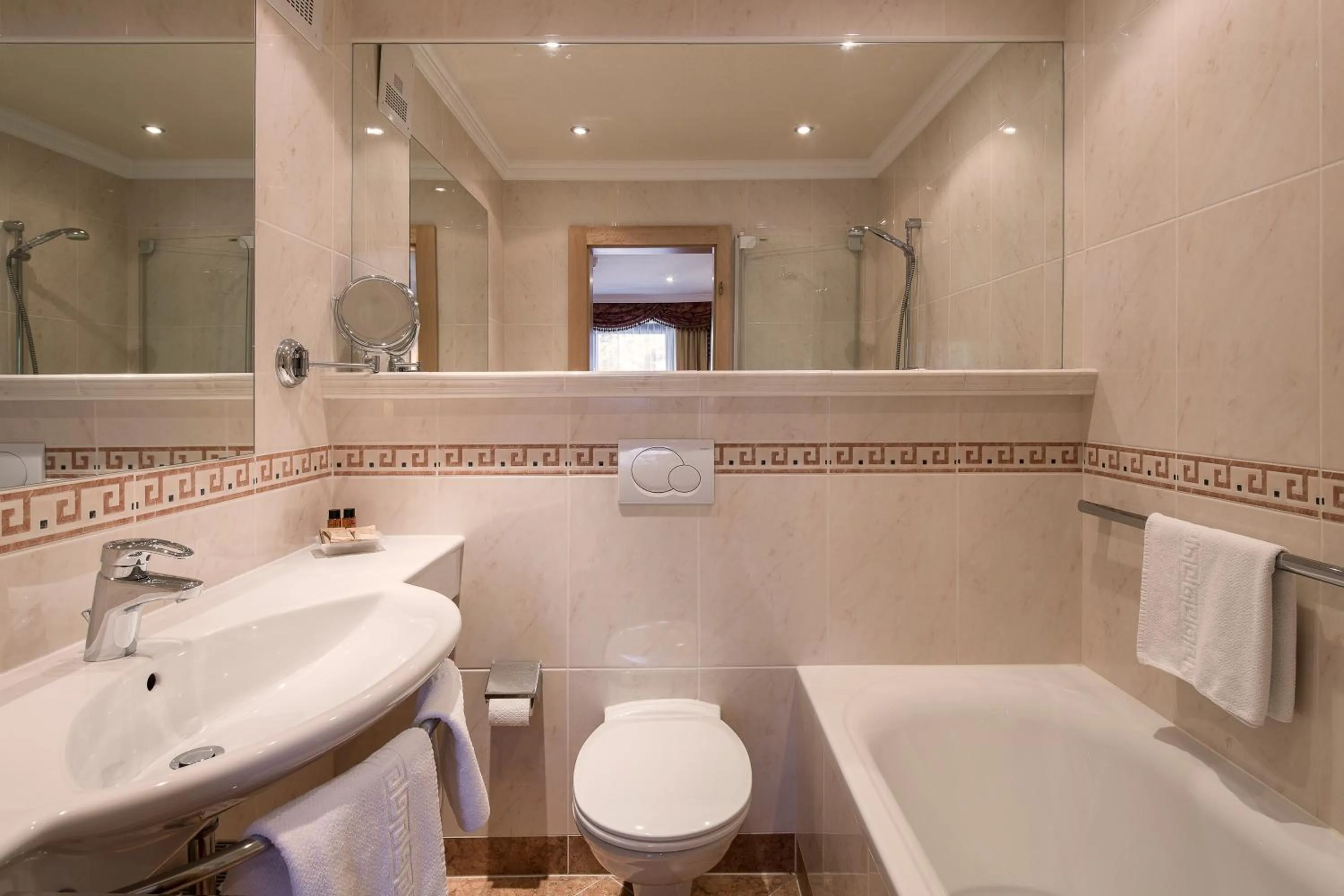 Bathroom in Hotel Jenbacherhof B&B