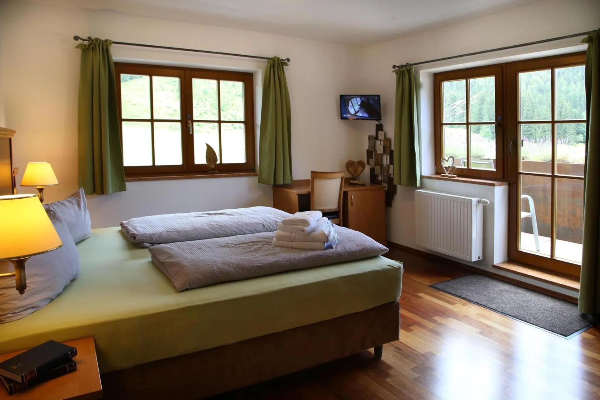 Photo of the whole room, Bed in Die Filzmooserin - Apartments in Filzmoos, Filzmoos Card inklusive