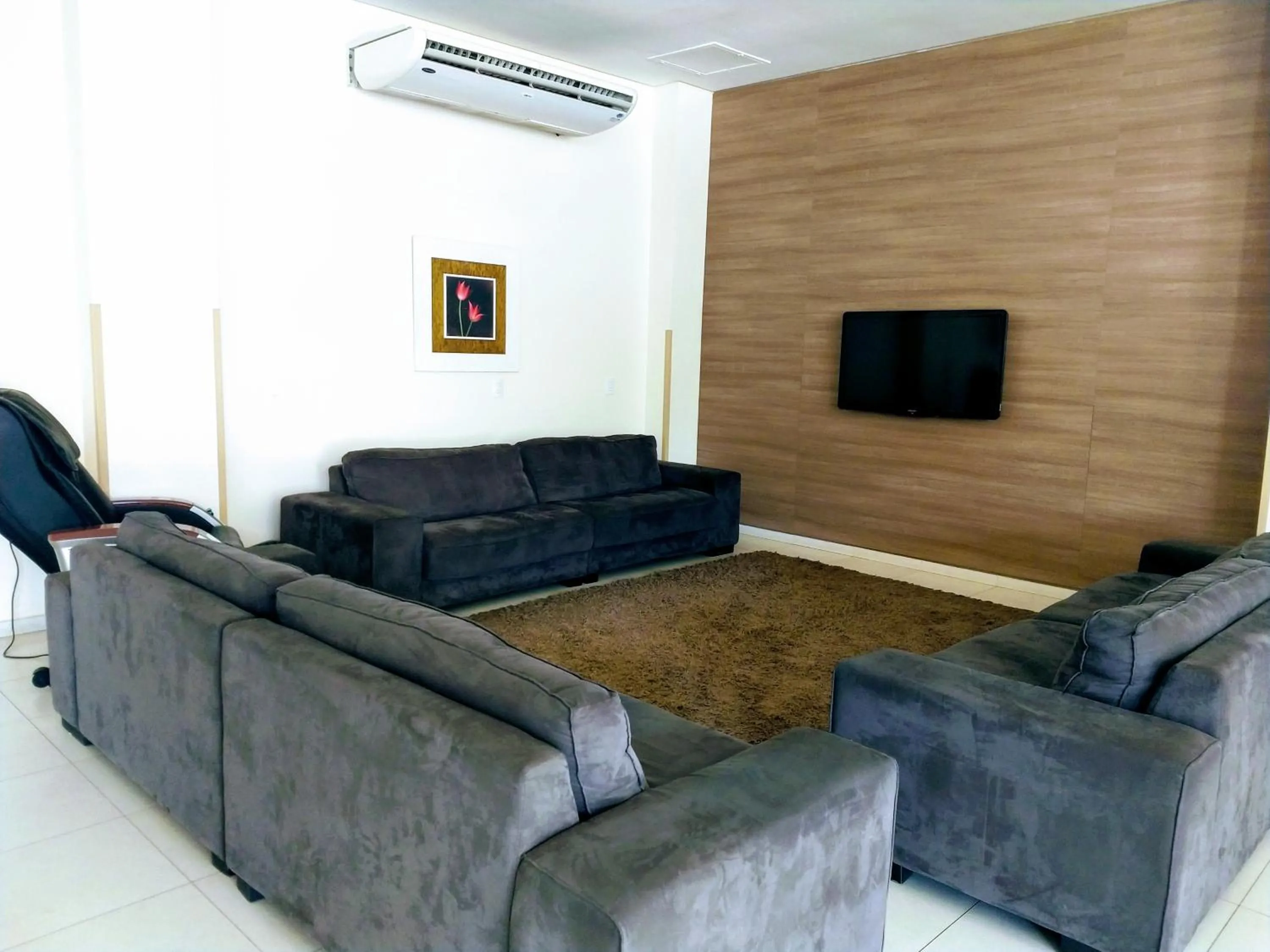 Communal lounge/ TV room in Tiffany Hotel