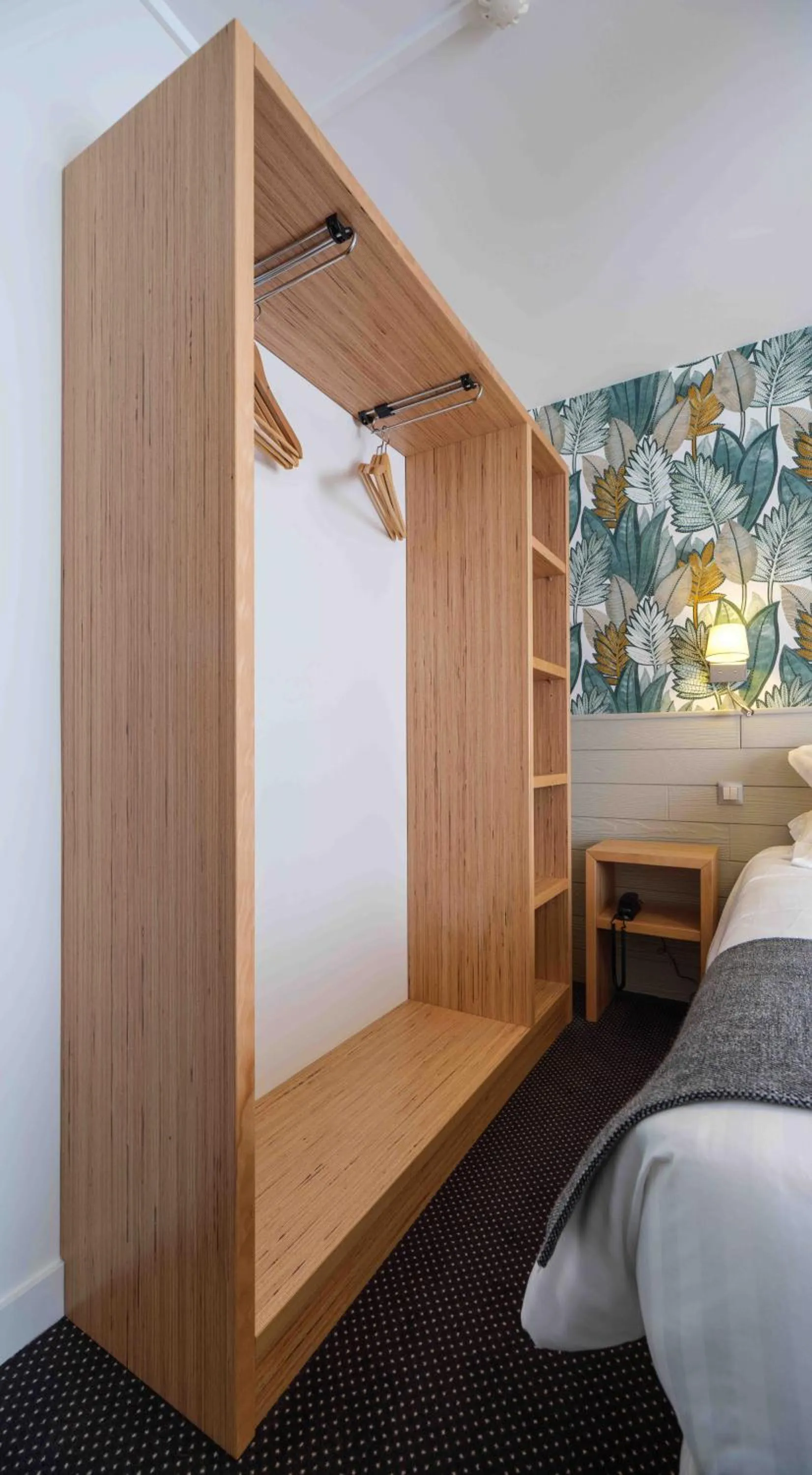 wardrobe, Bed in Hôtel La Résidence des Artistes