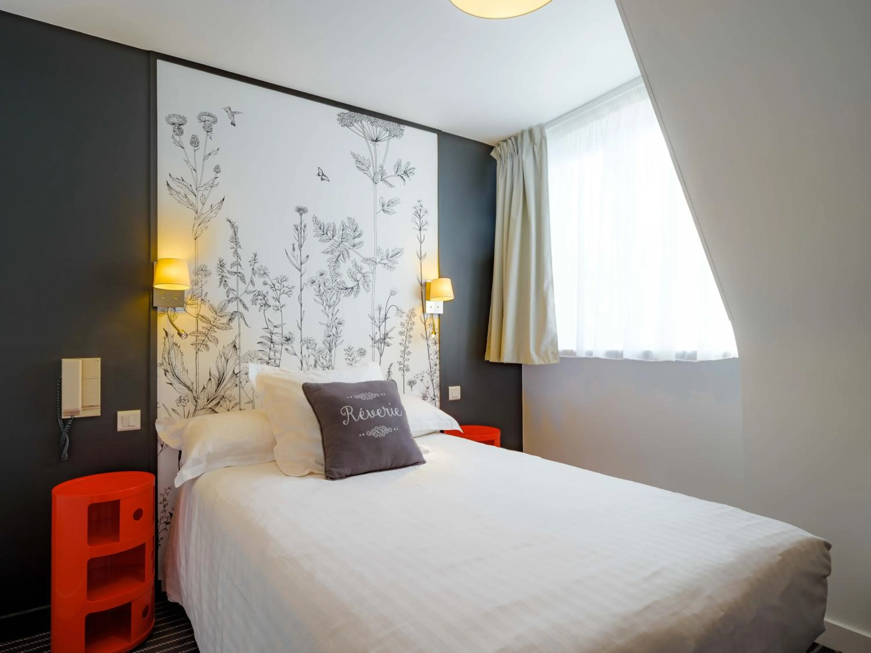 Photo of the whole room, Bed in Hôtel La Résidence des Artistes