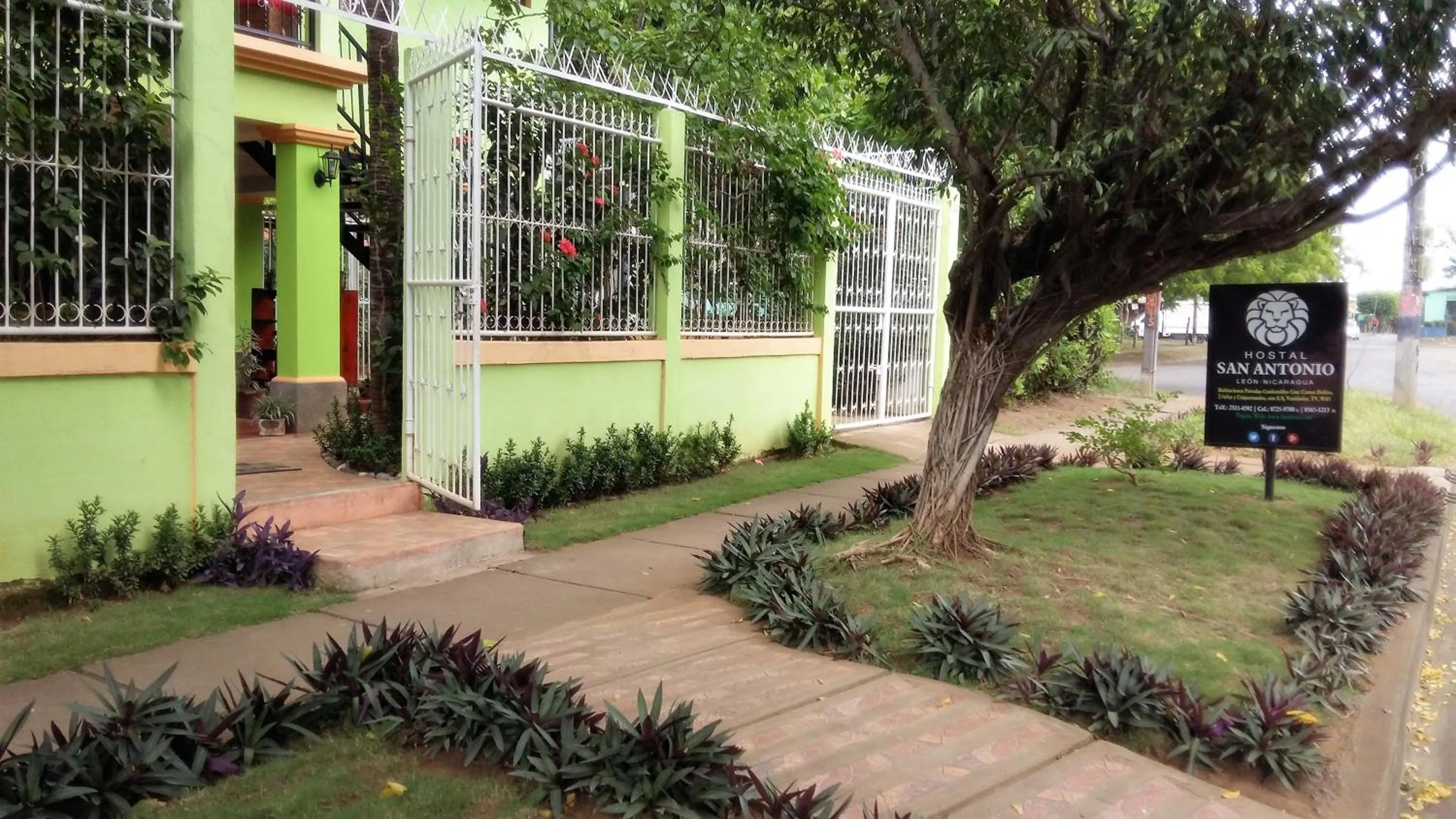 Facade/entrance in Hostal San Antonio