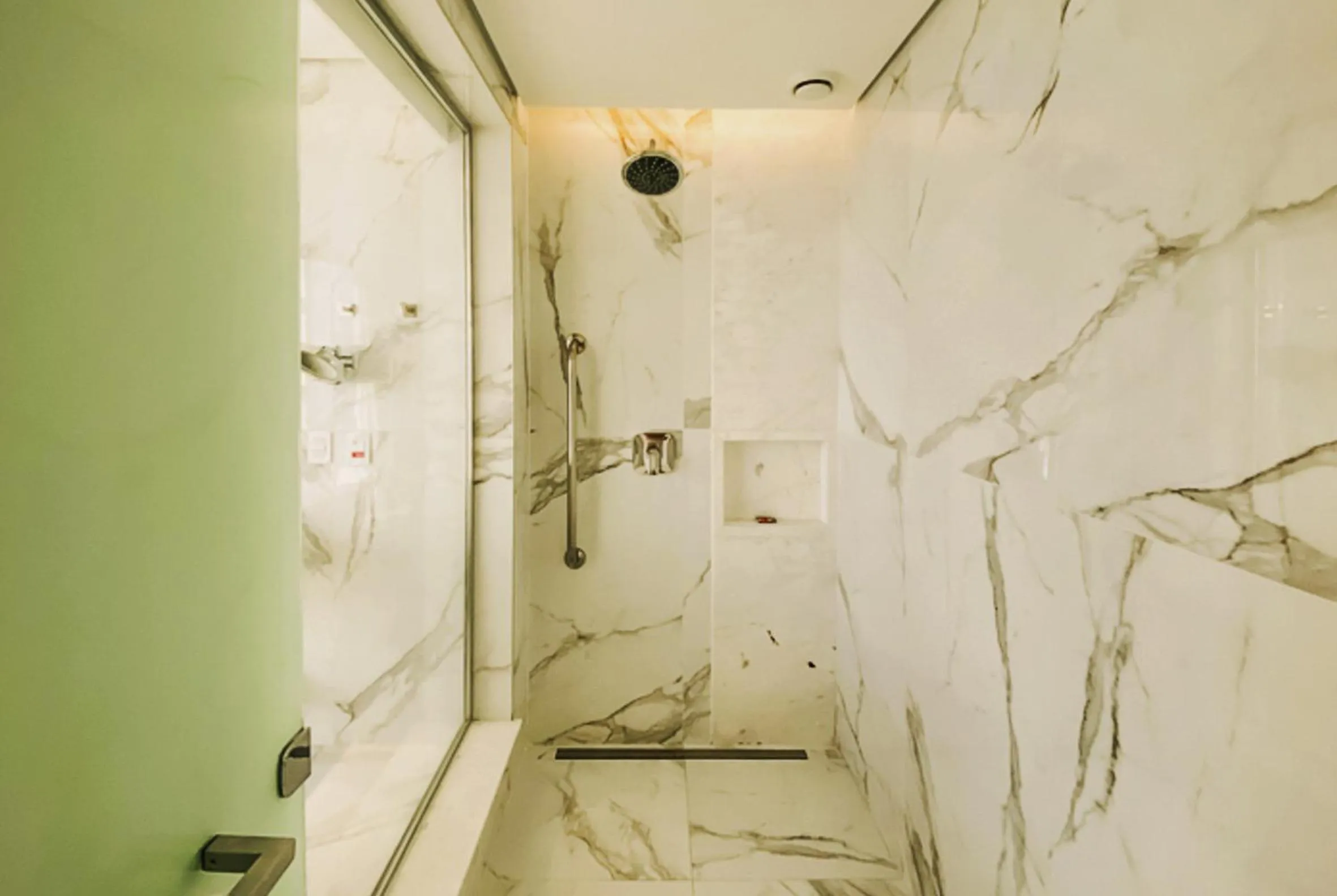 Shower in Hotel Nacional Rio de Janeiro - OFICIAL