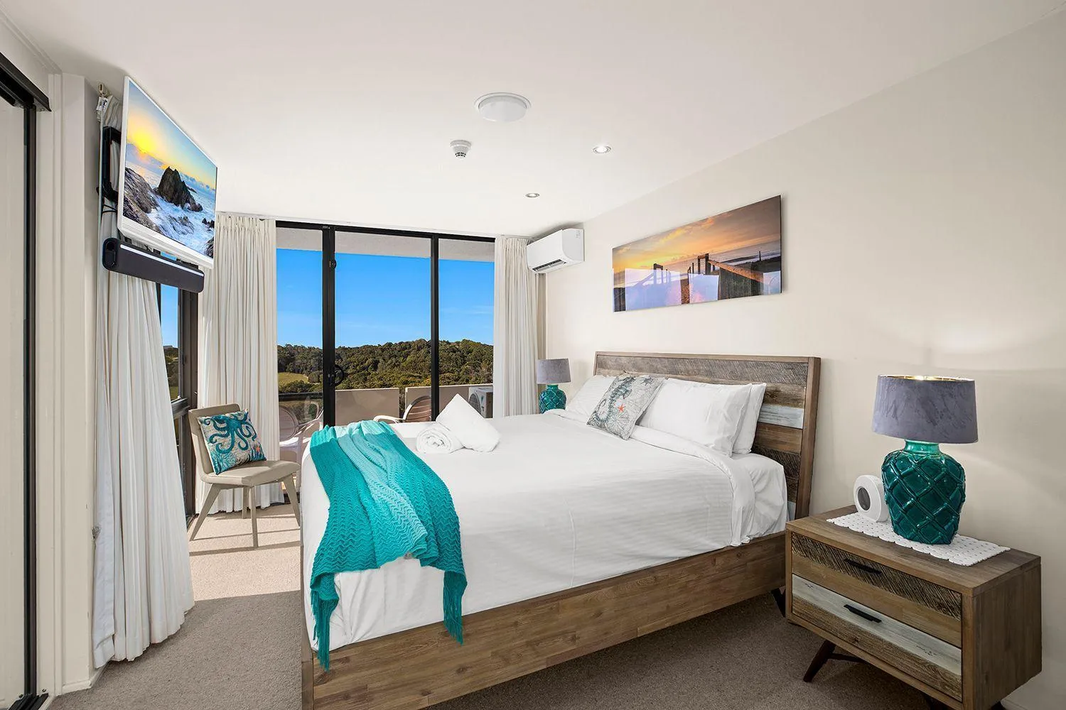Bedroom, Bed in Pacific Towers Beach Resort