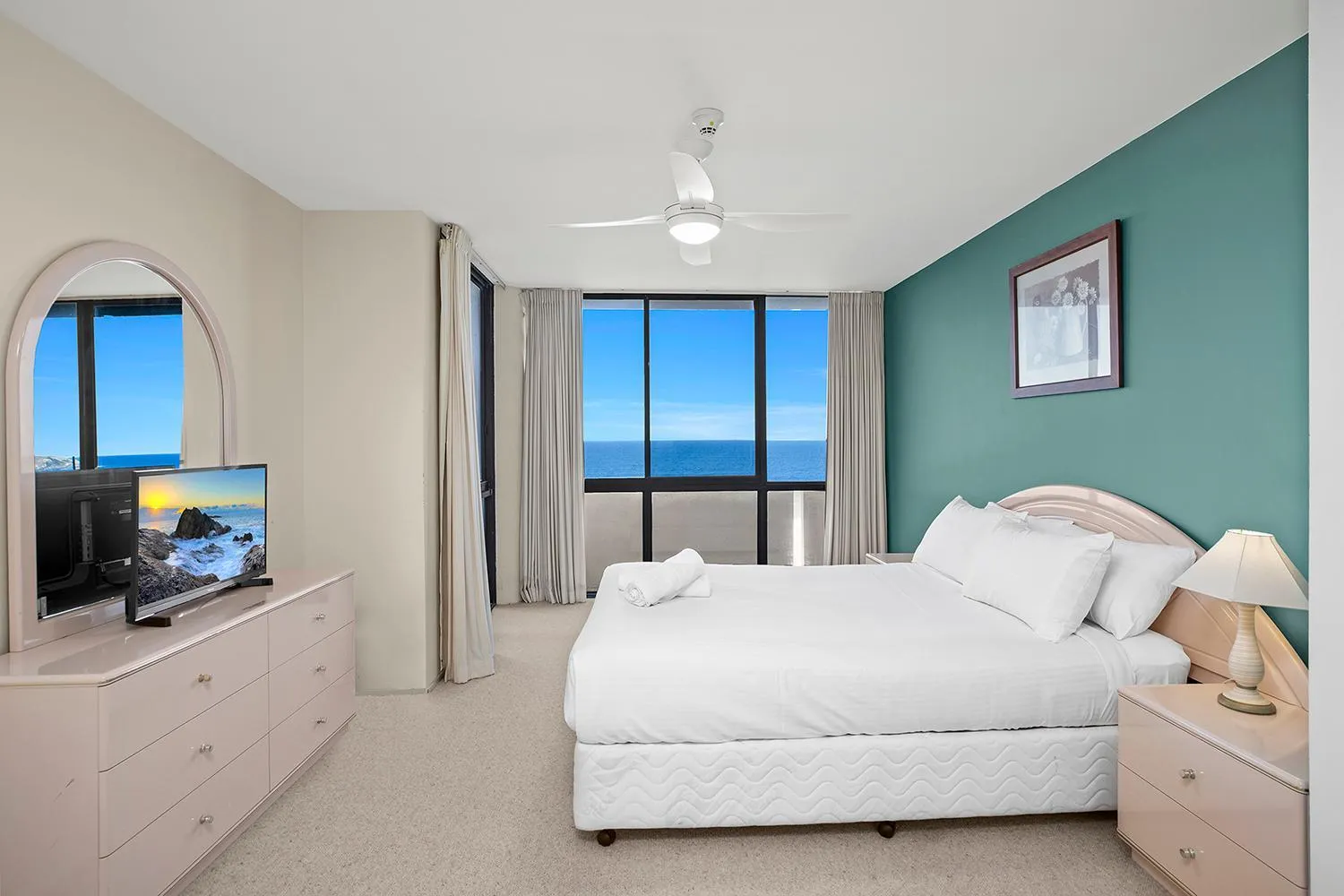 Bedroom, Bed in Pacific Towers Beach Resort