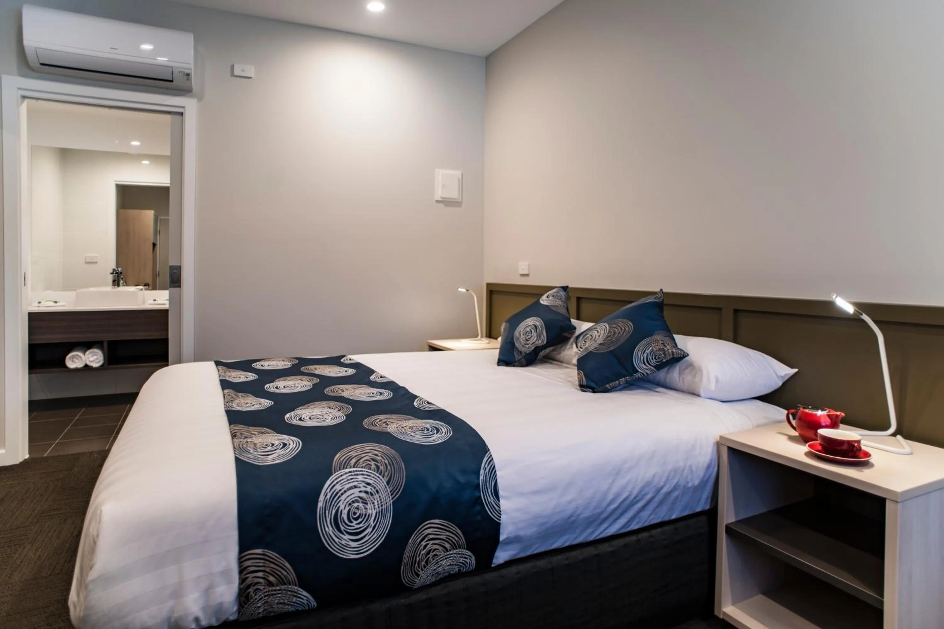 Photo of the whole room, Bed in Leumeah Lodge