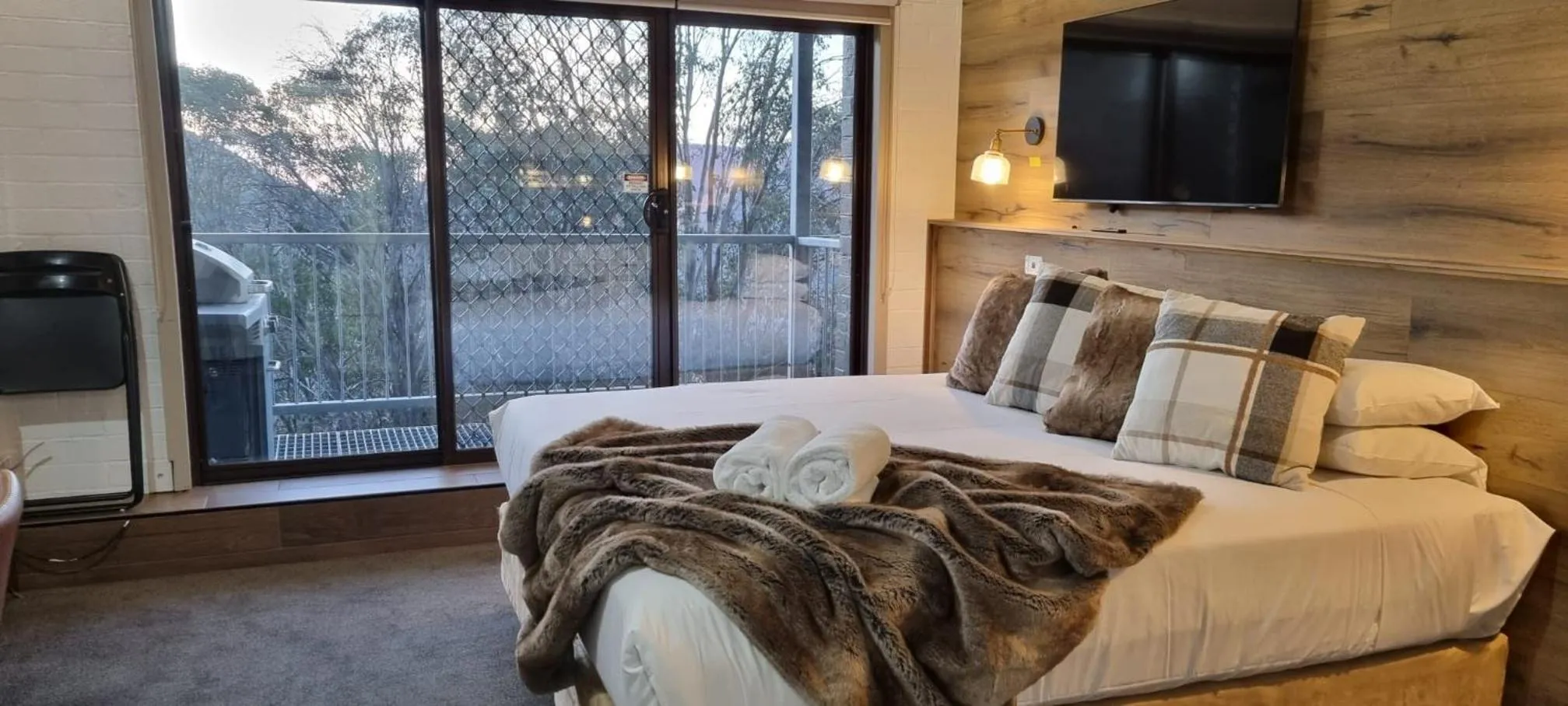 Bed in Cedarwood Apartments